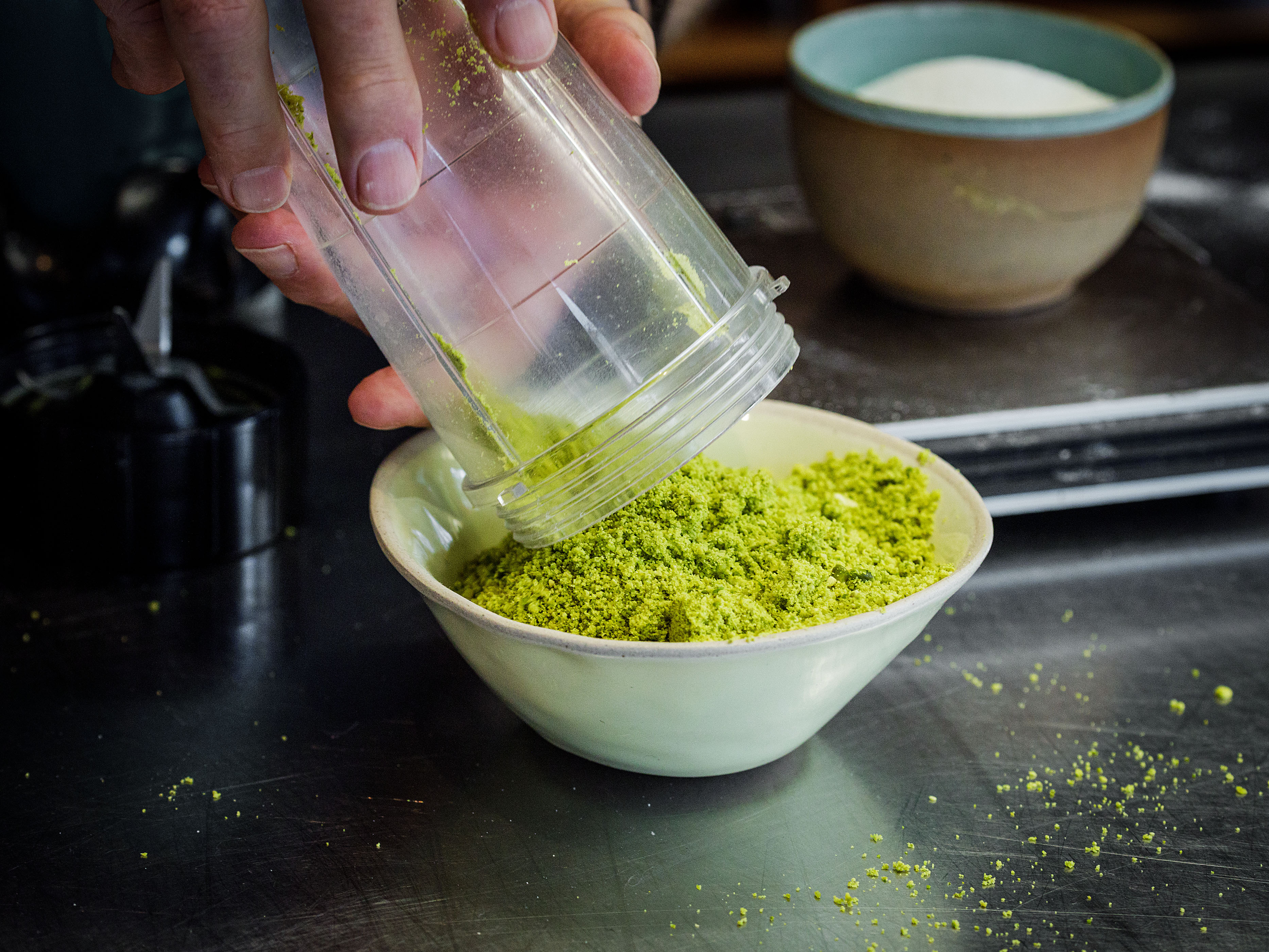 Schritt 1: Pistazienmehl in eine Schüssel geben