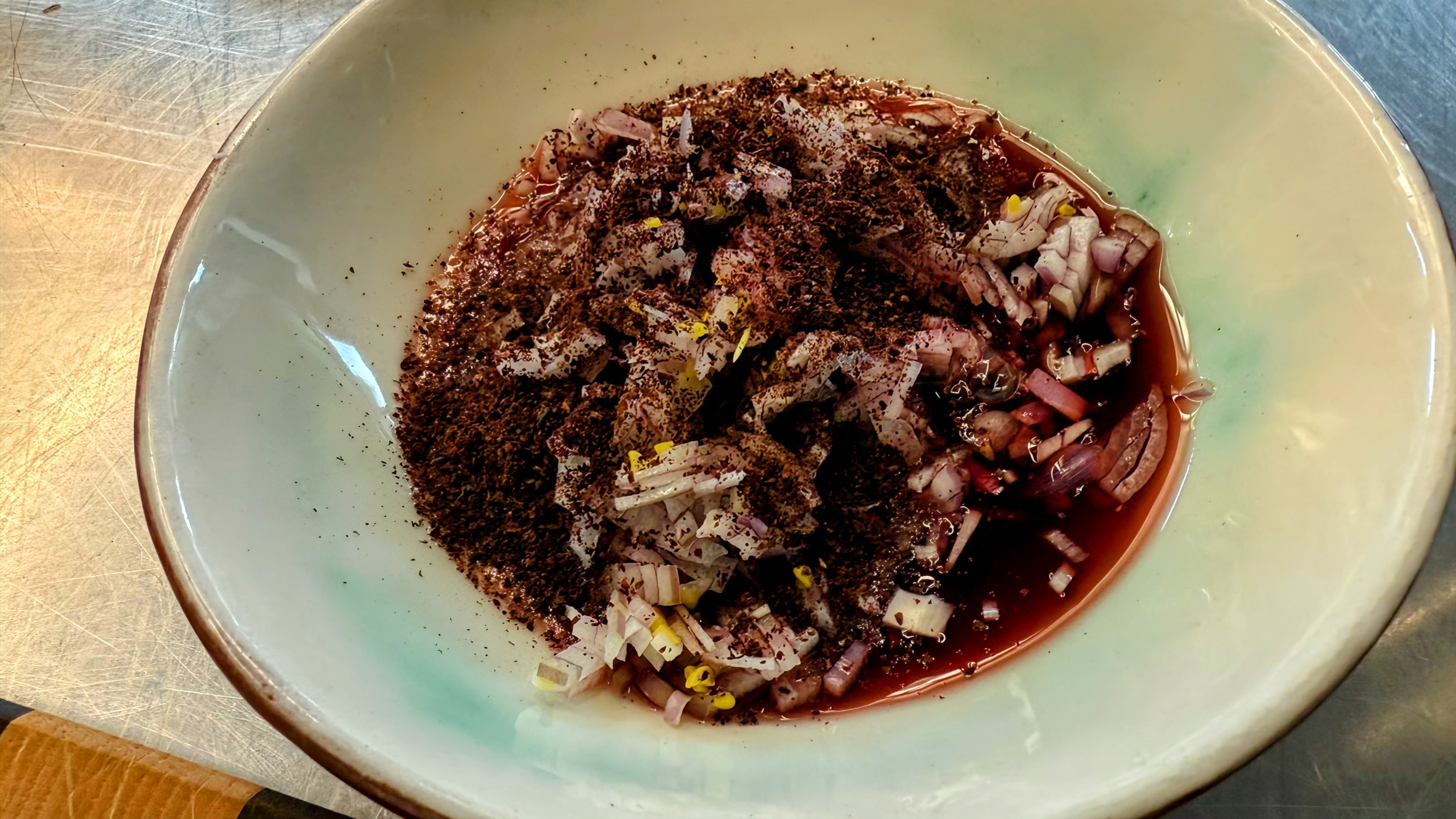 Schritt 1: Schalotten marinieren, Karotten für Karottensalat mit Schalotten und Kräutern scheiden