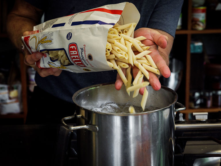 Schritt 2: Pasta für Penne alla caprese kochen und servieren