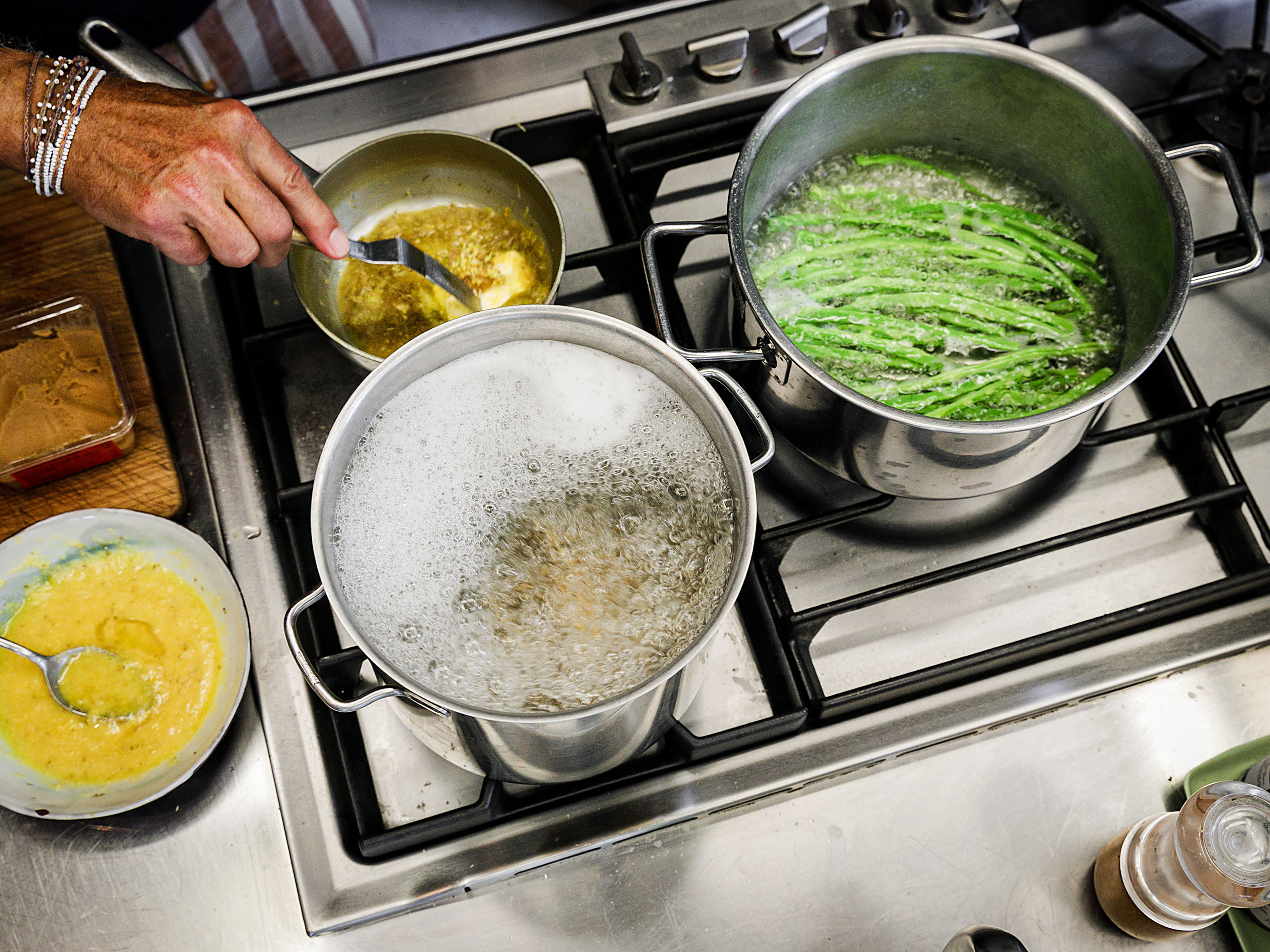 Schritt 2: Parmesan mit restlicher Bouillon und den 2 Eiern gut verquirlen