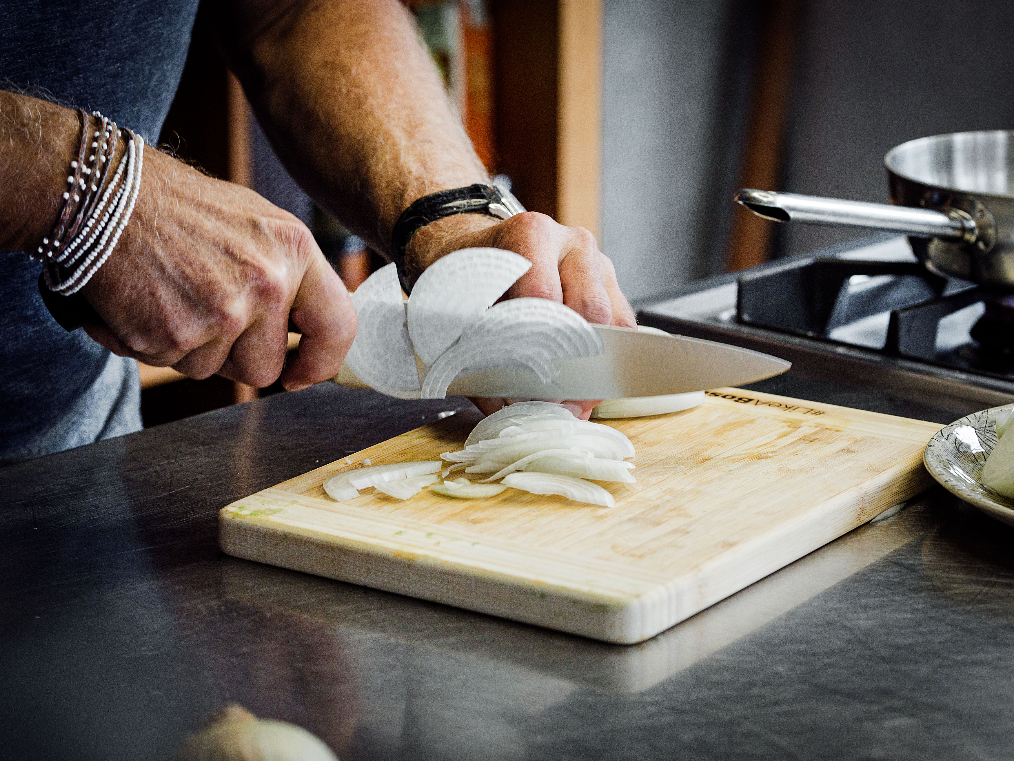 Schritt 2: Die Zwiebel werden für die Tarte tatin à l'oignon geschnitten