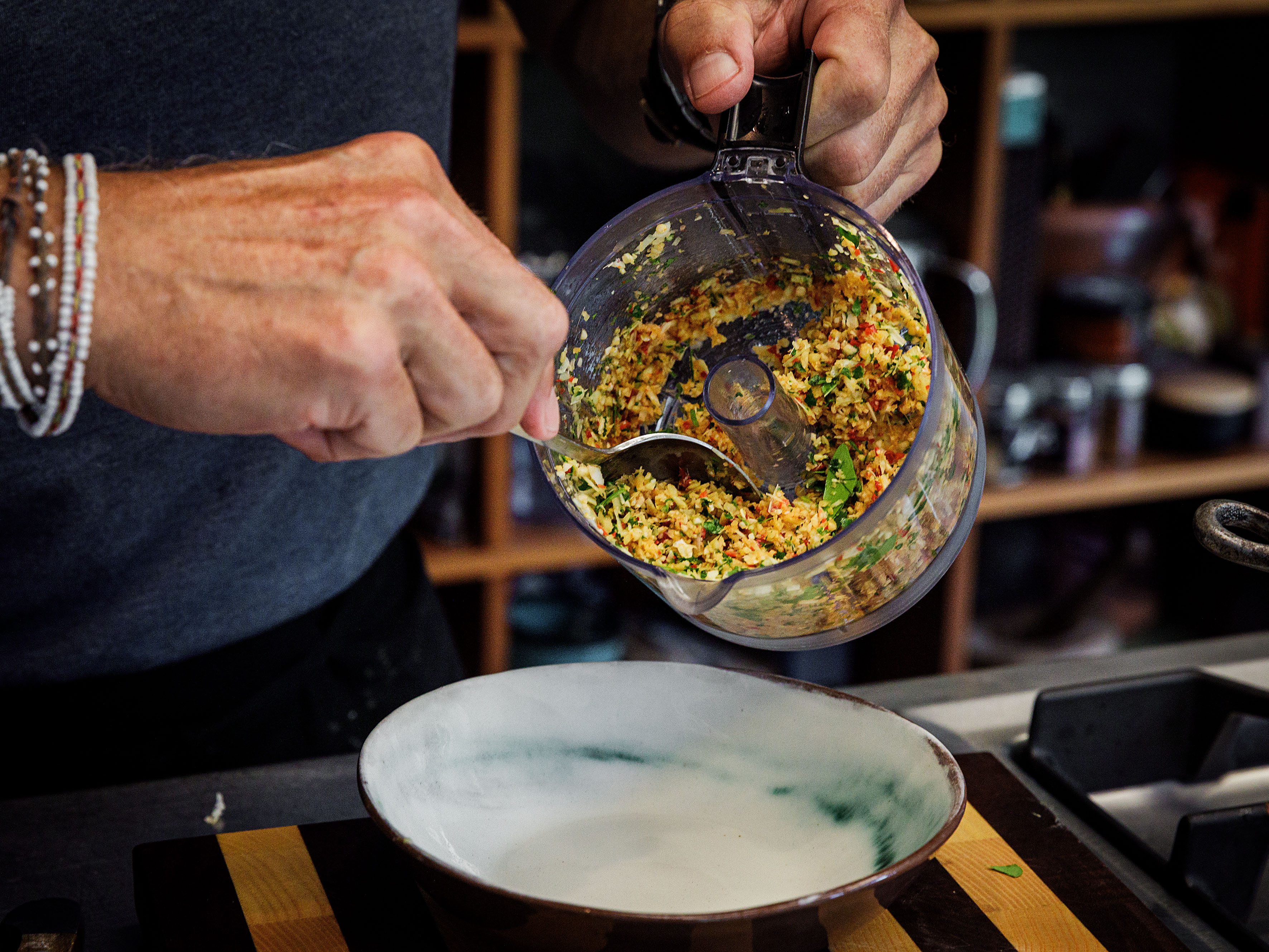 Schritt 1: Ingwer, Galgant, Zitronengras und Koriander zusammen mit Knoblauch, Chili und Kaffirlimettenblättern im Cutter zu einer feinen Paste zerkleinern.