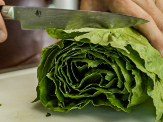 Schritt 2: Lattich in grobe Streifen schneiden