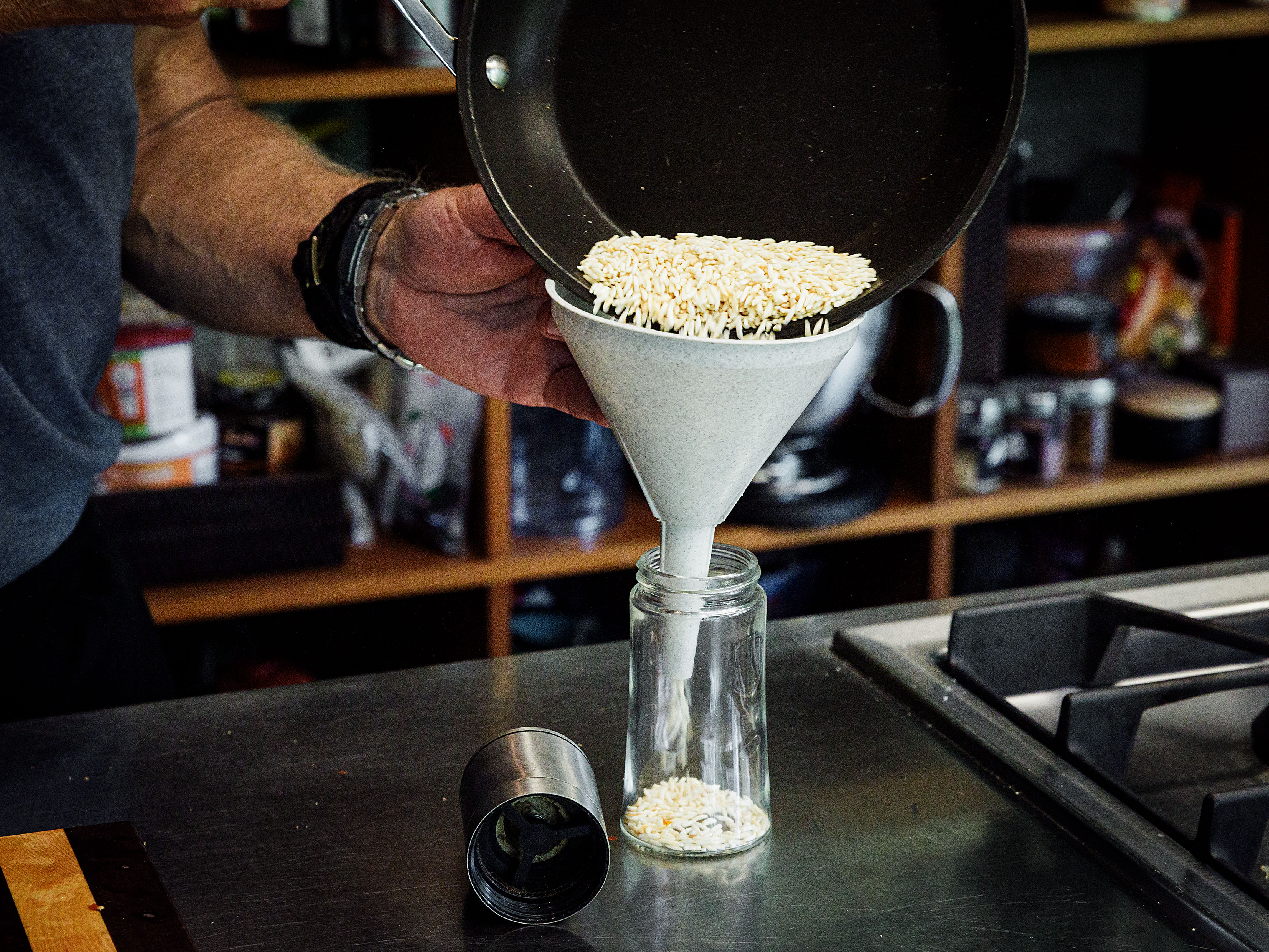 Schritt 2: Abgekühlte Jasminreis in eine Pfeffermühle geben