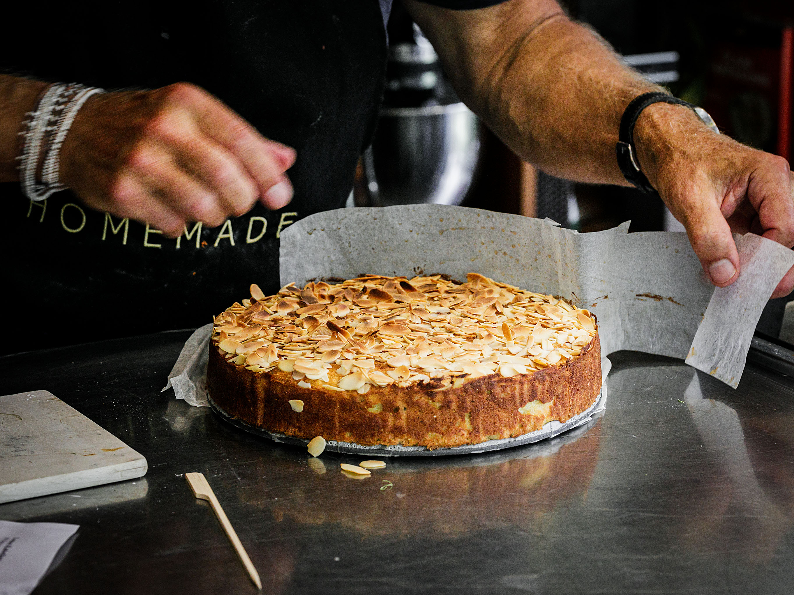 Schritt 2: Backen, bis der Teig goldgelb ist und sich ein Holzspiess sauber herausziehen lässt