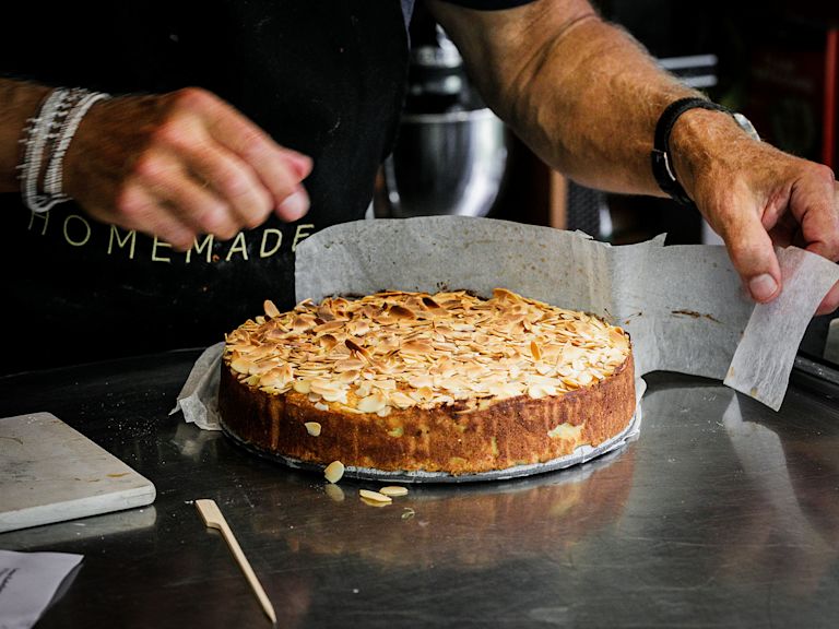 Schritt 2: Backen, bis der Teig goldgelb ist und sich ein Holzspiess sauber herausziehen lässt Schritt 2: Backen, bis der Teig goldgelb ist und sich ein Holzspiess sauber herausziehen lässt