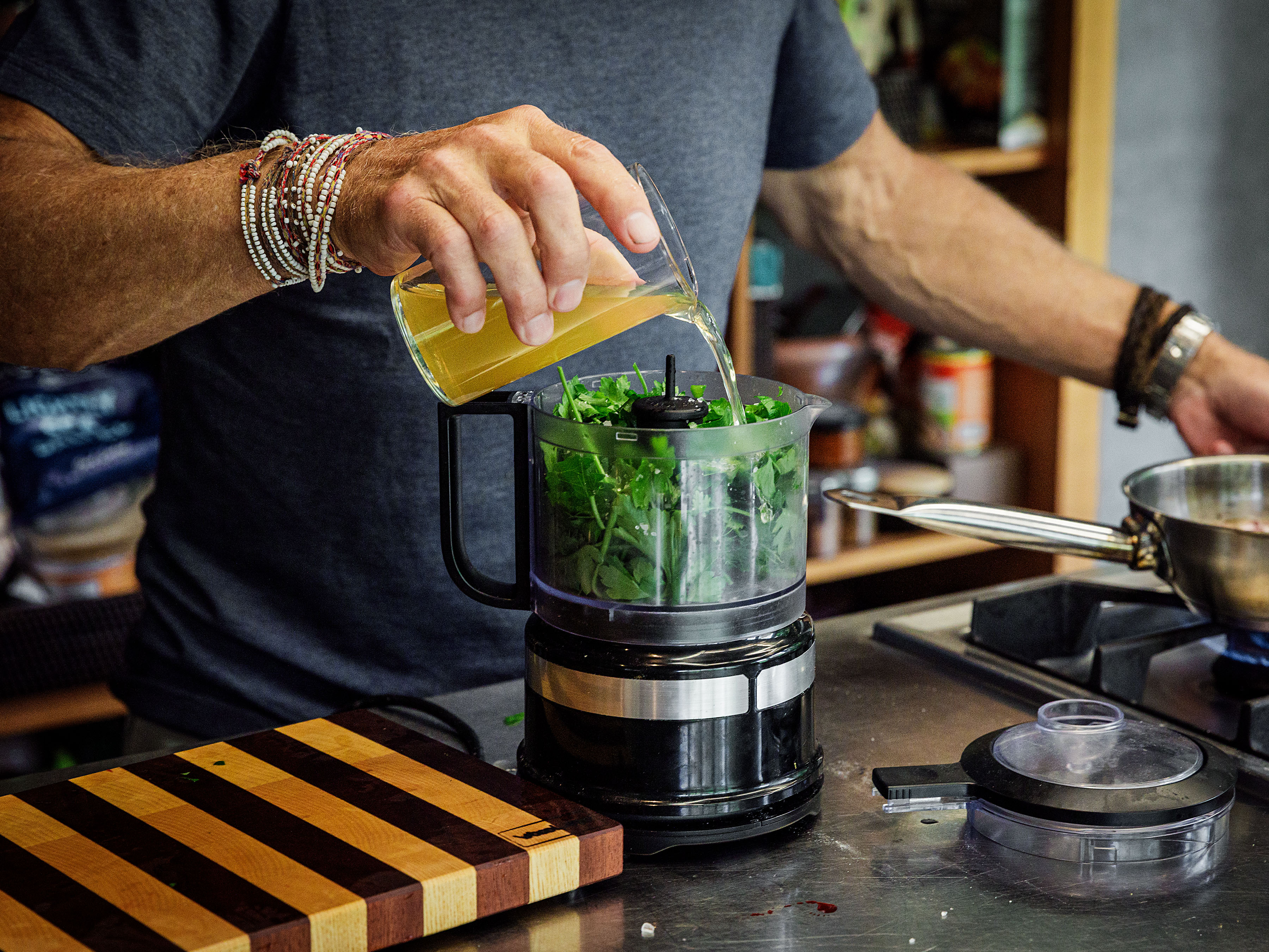 Schritt 2: Eiweiss, grob gehackte Kräuter, Essig und 1 TL Salz in einem Blender so lange mixen, bis sich alles komplett dick verflüssigt hat