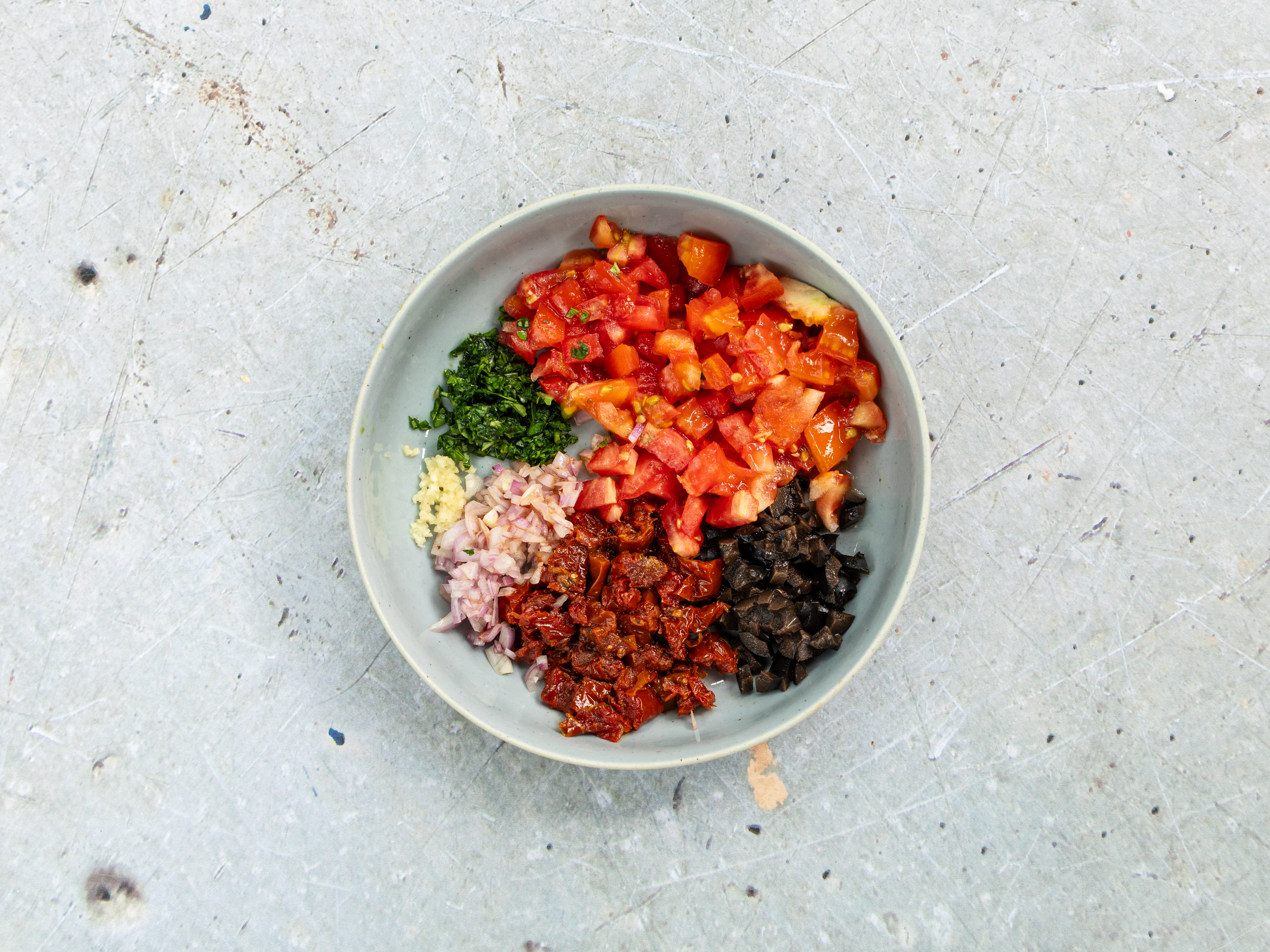 Schritt 1: Zutaten für Mediterrane Guacamole vorbereiten 