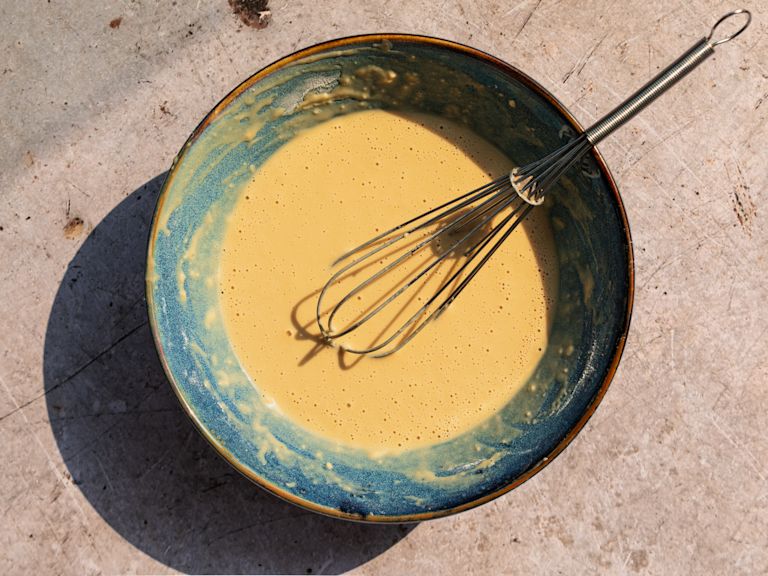 Schritt 2: Teig für Earl-Grey-Crêpes zubereiten Schritt 2: Teig für Earl-Grey-Crêpes zubereiten