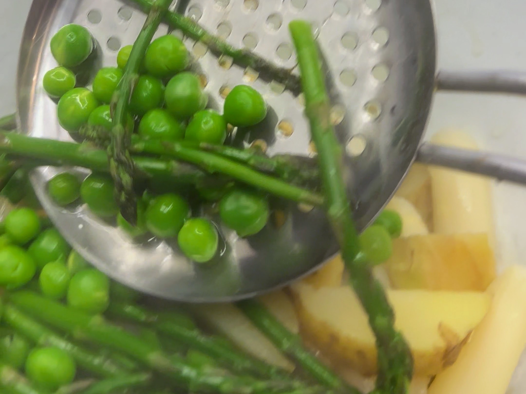 Schritt 2: Den grünen Spargel oder den Wildspargel und die Erbsen hinzufügen, diese beiden Gemüse nur noch 2 Minuten mitgaren