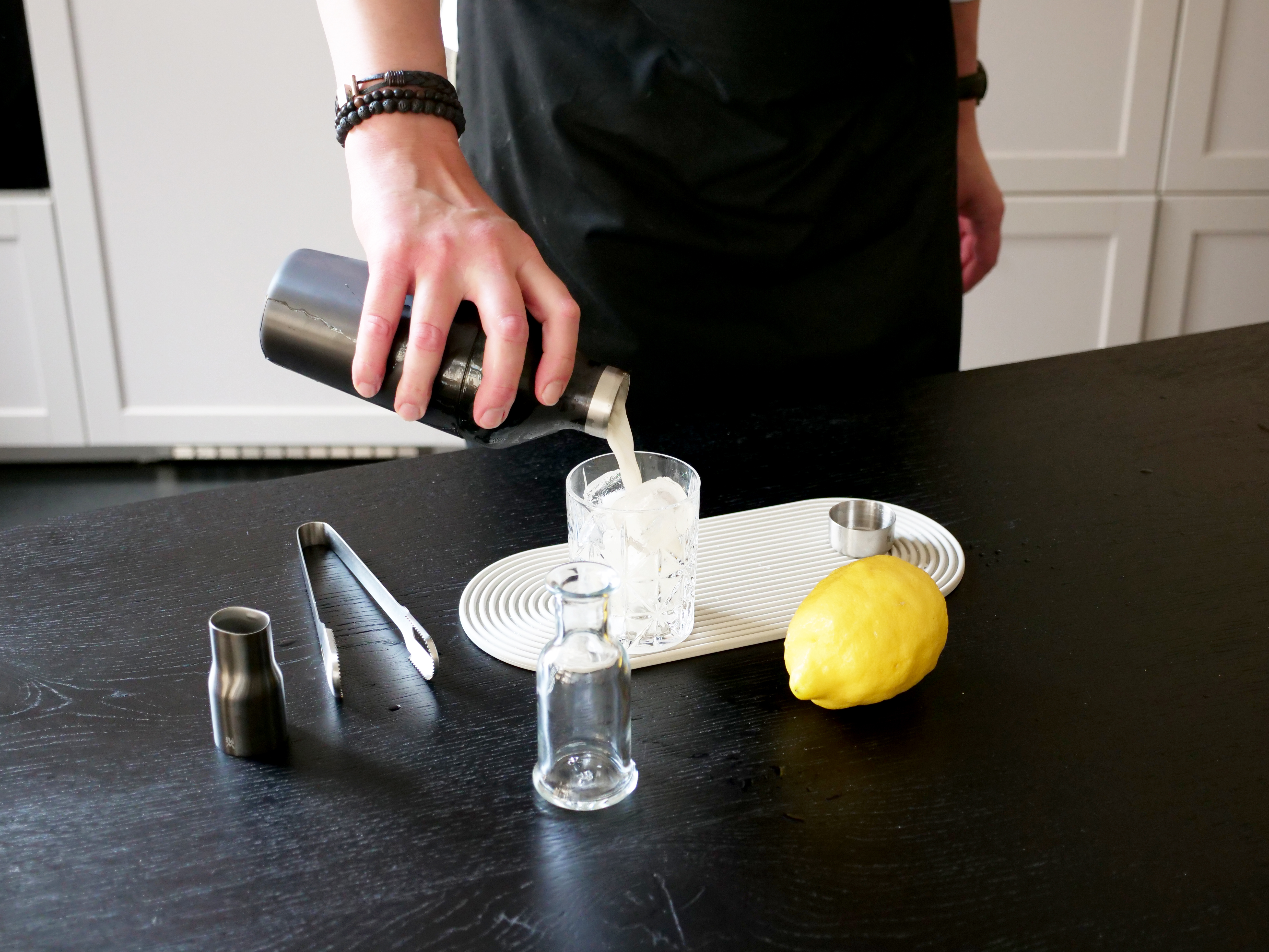 Schritt 3: Cocktail abseihen