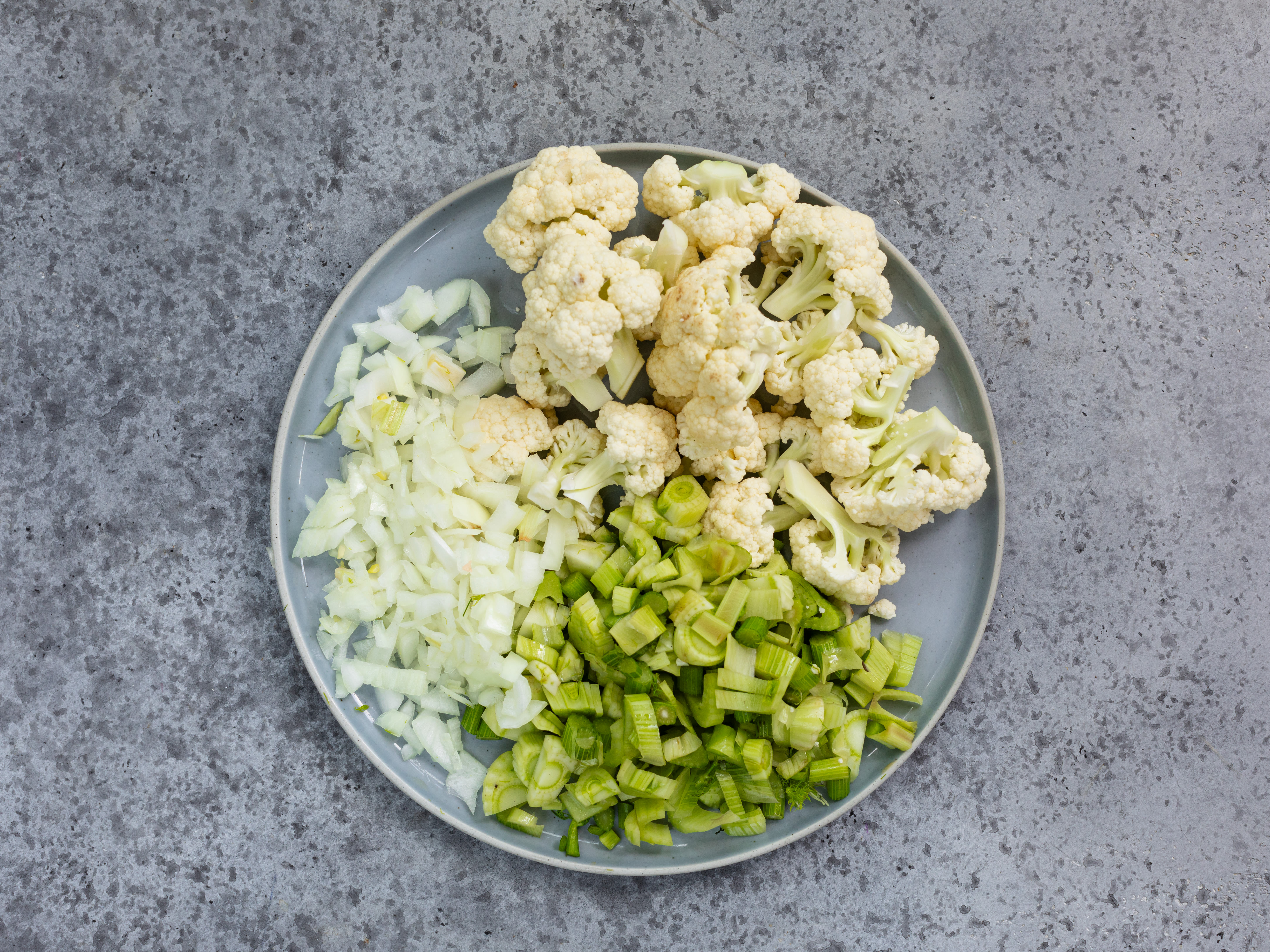 Schritt 1: Gemüse für cremige Blumenkohl-Fenchel Suppe vorbereiten 