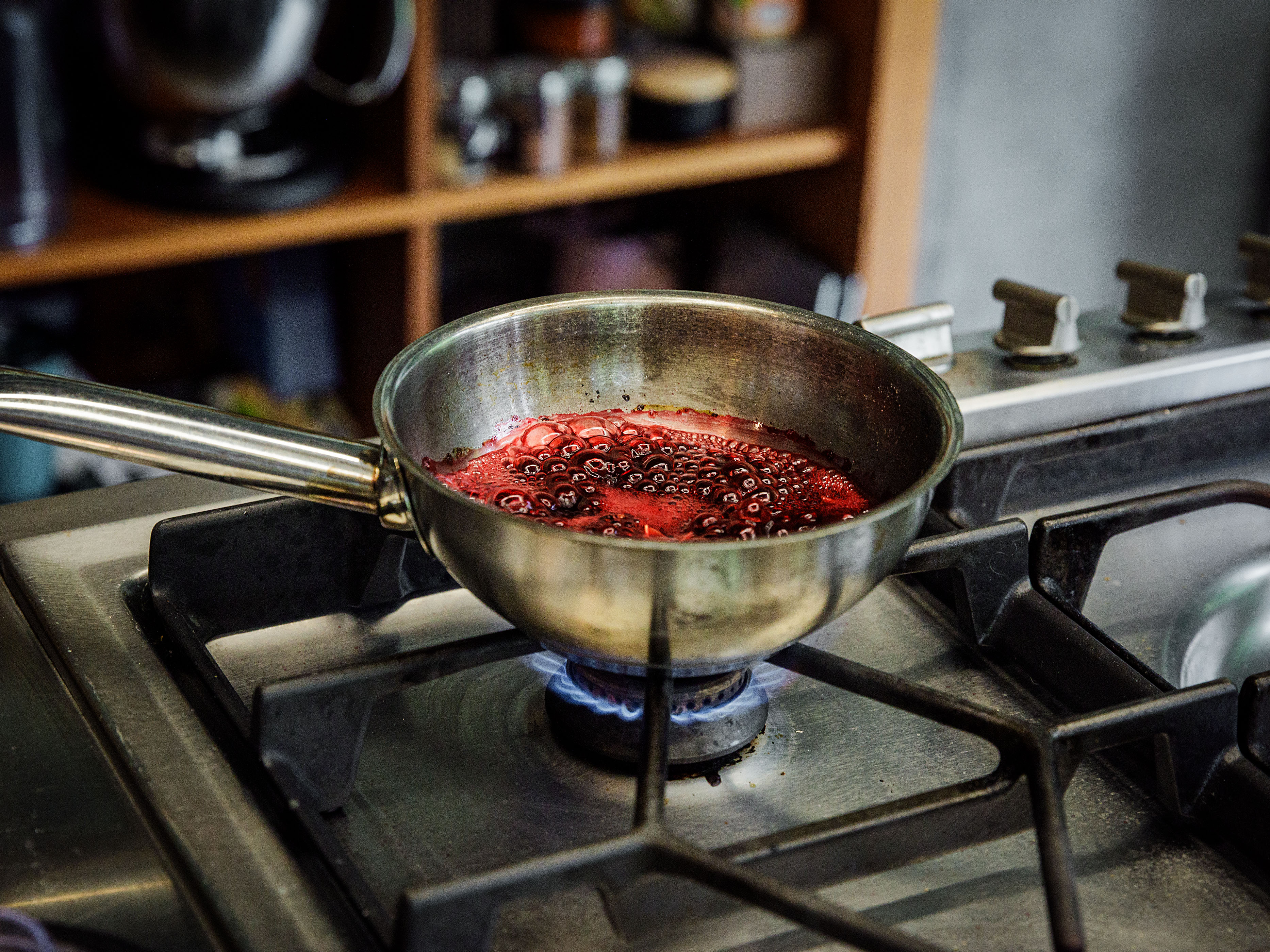 Schritt 3: Den Randensaft mit den Gewürzen zur Hälfte einkochen