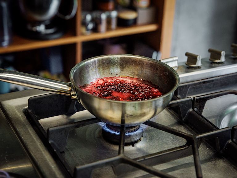 Schritt 3: Den Randensaft mit den Gewürzen zur Hälfte einkochen Schritt 3: Den Randensaft mit den Gewürzen zur Hälfte einkochen