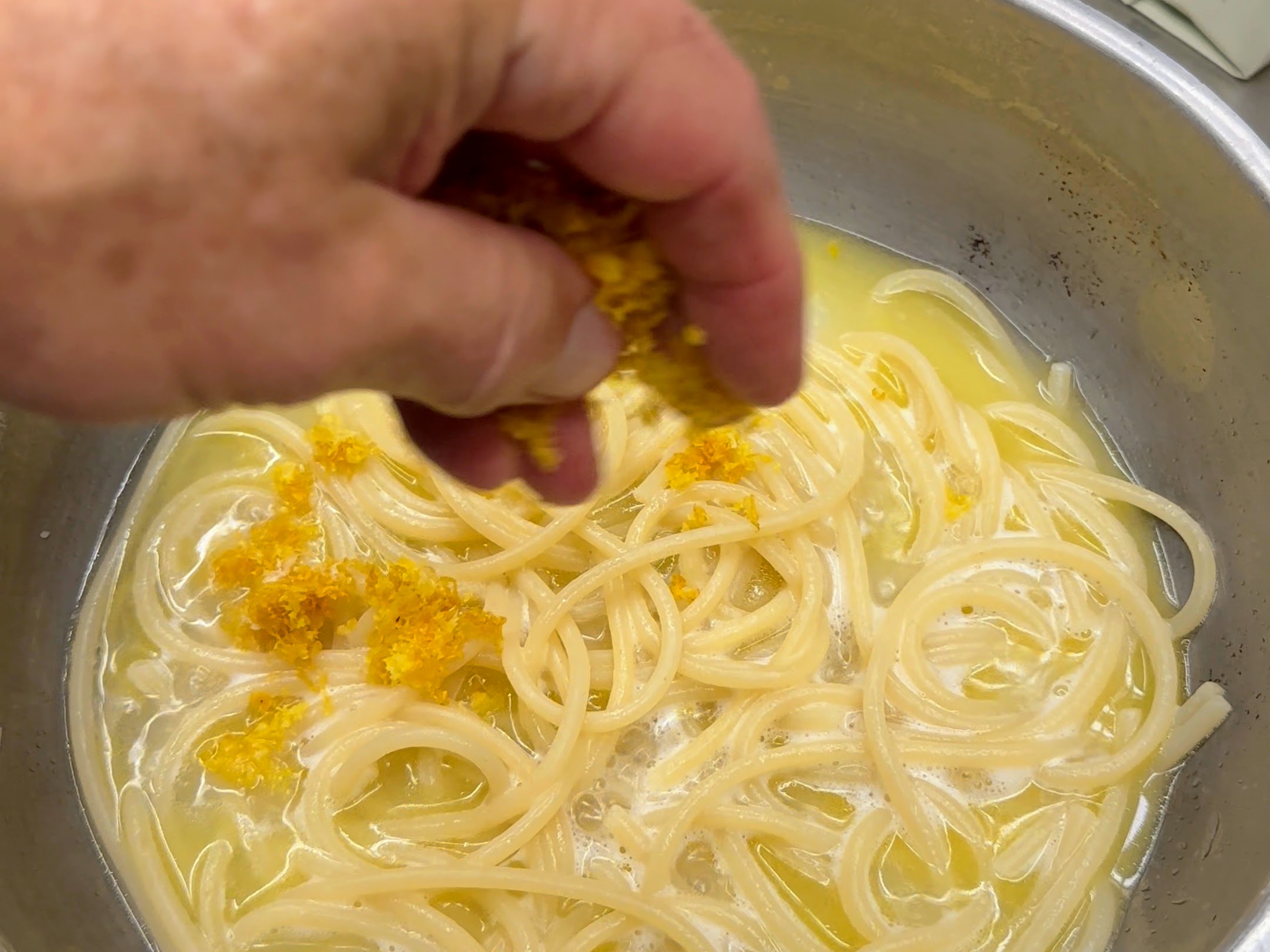 Schritt 4: Parmesan in Pasta mit Meyer Zitrone einrühren 