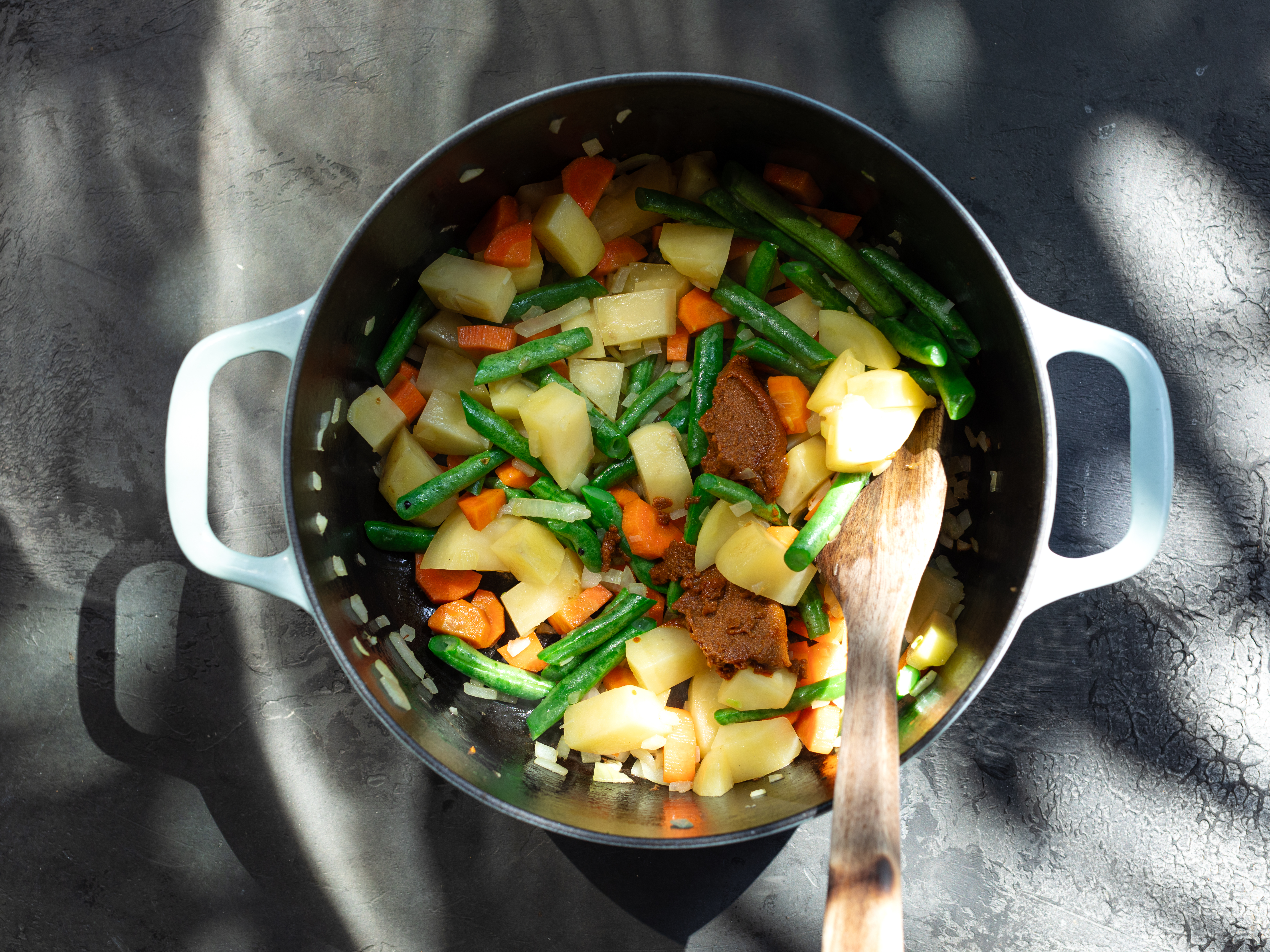 Schritt 3: Gemüse für Thai Massaman-Curry anbraten 