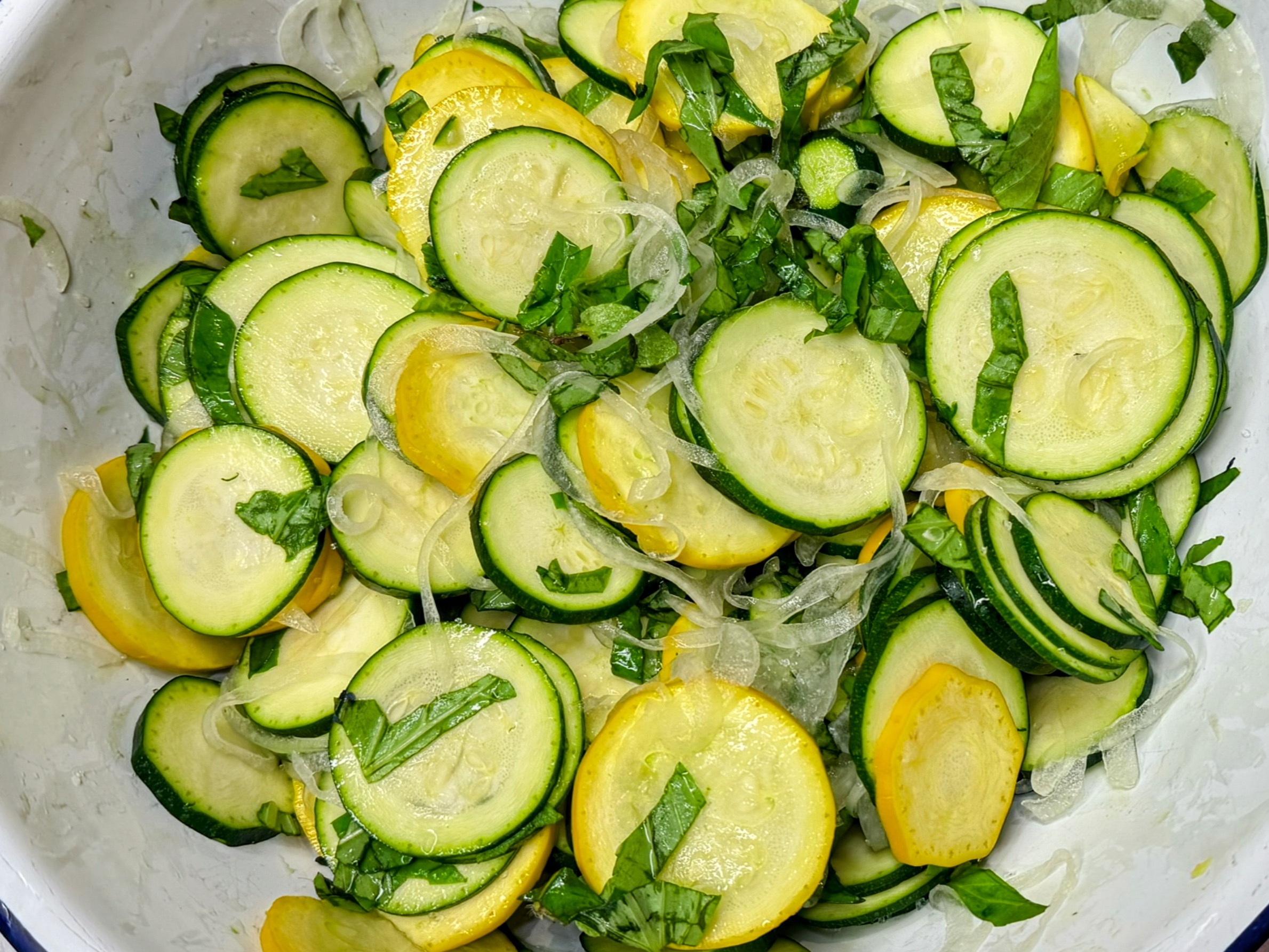 Schritt 1: Vorbereitung des Gemüses für Scarpaccia - Zucchini Tarte Rezept und Ansetzen des Teigs