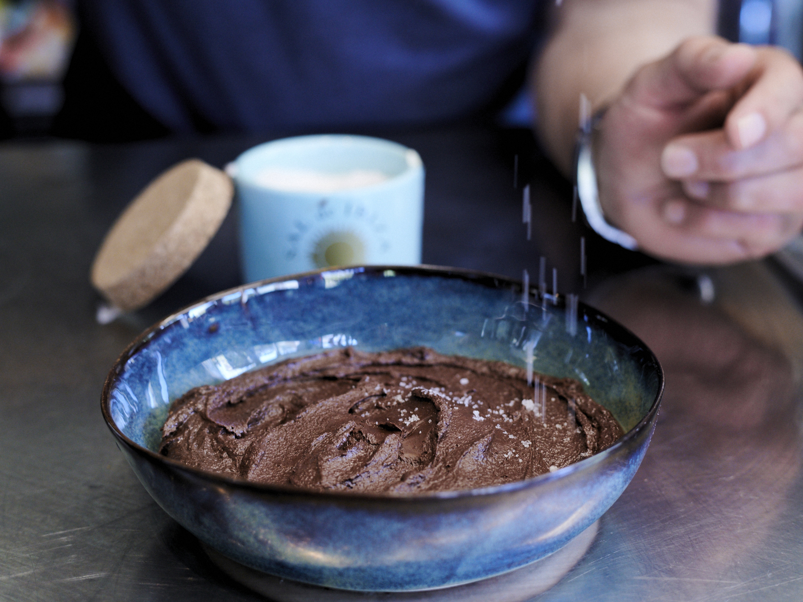 Schritt 4: Anrichten bittersüsse Scholokadenmousse mit Fleur de sel