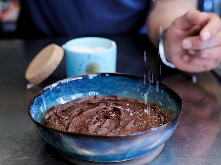 Schritt 4: Anrichten bittersüsse Scholokadenmousse mit Fleur de sel Schritt 4: Anrichten bittersüsse Scholokadenmousse mit Fleur de sel