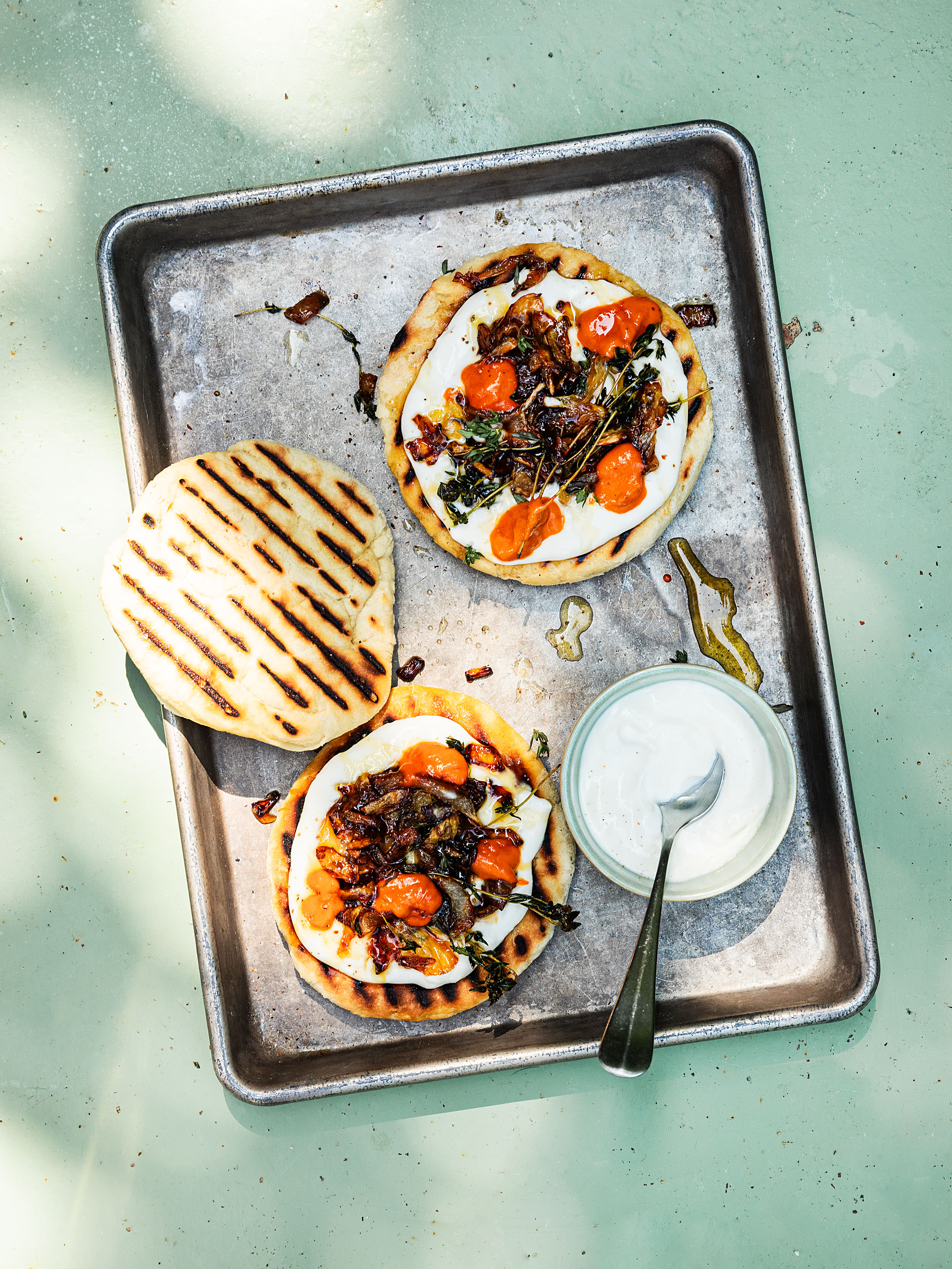 Grilliertes Fladenbrot mit Röstzwiebeln auf cremigem Feta Rezept 3