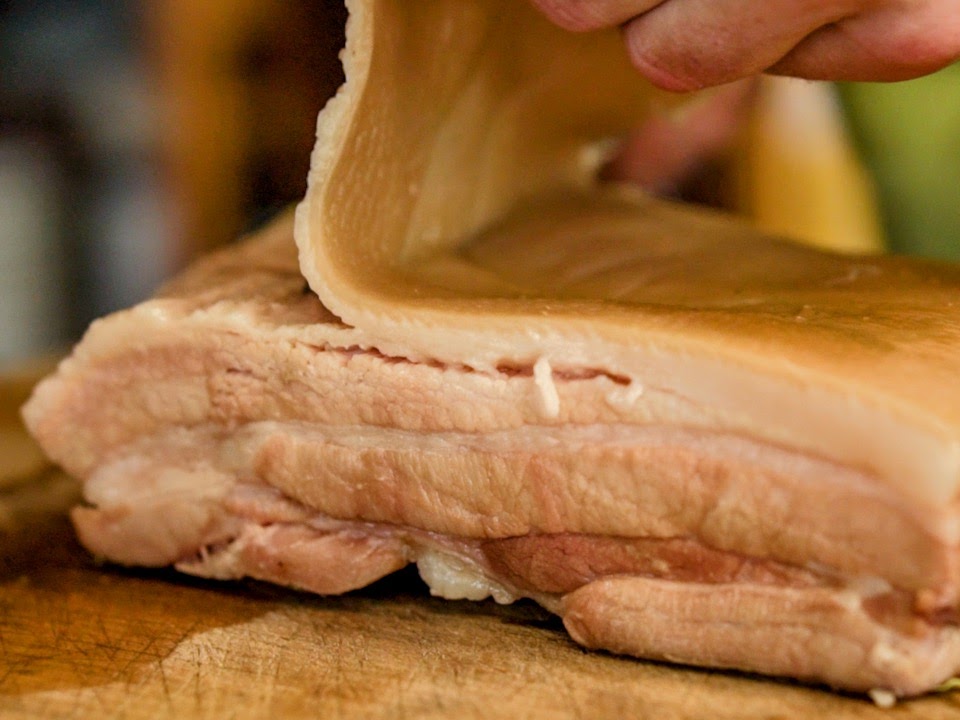 Schritt 2: Sanft gegarter Schweinebauch «Sous-vide» mit Wirsing zubereiten