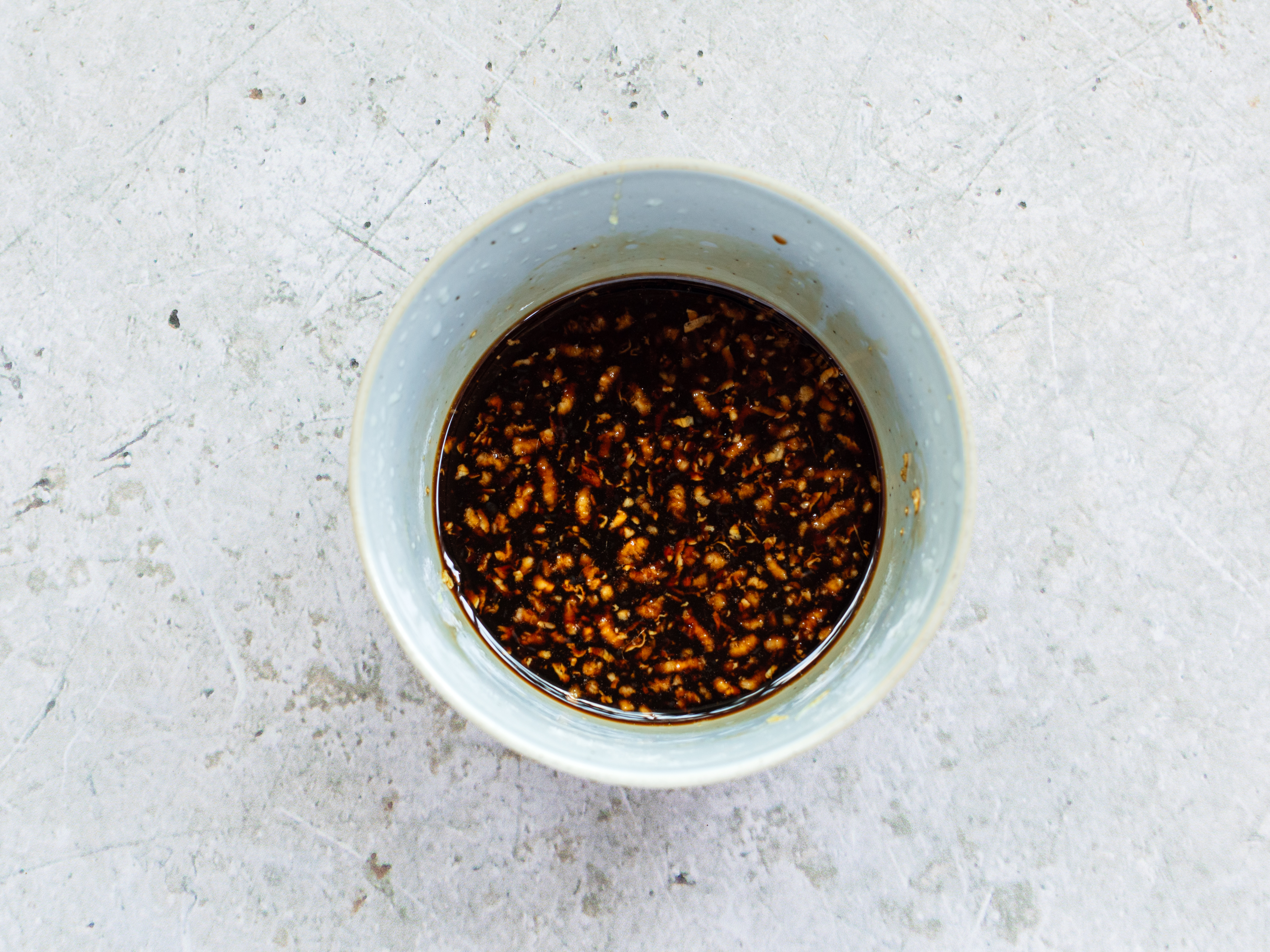 Schritt 2: Tempeh für Rotkohl-Tempeh Pfanne marinieren 