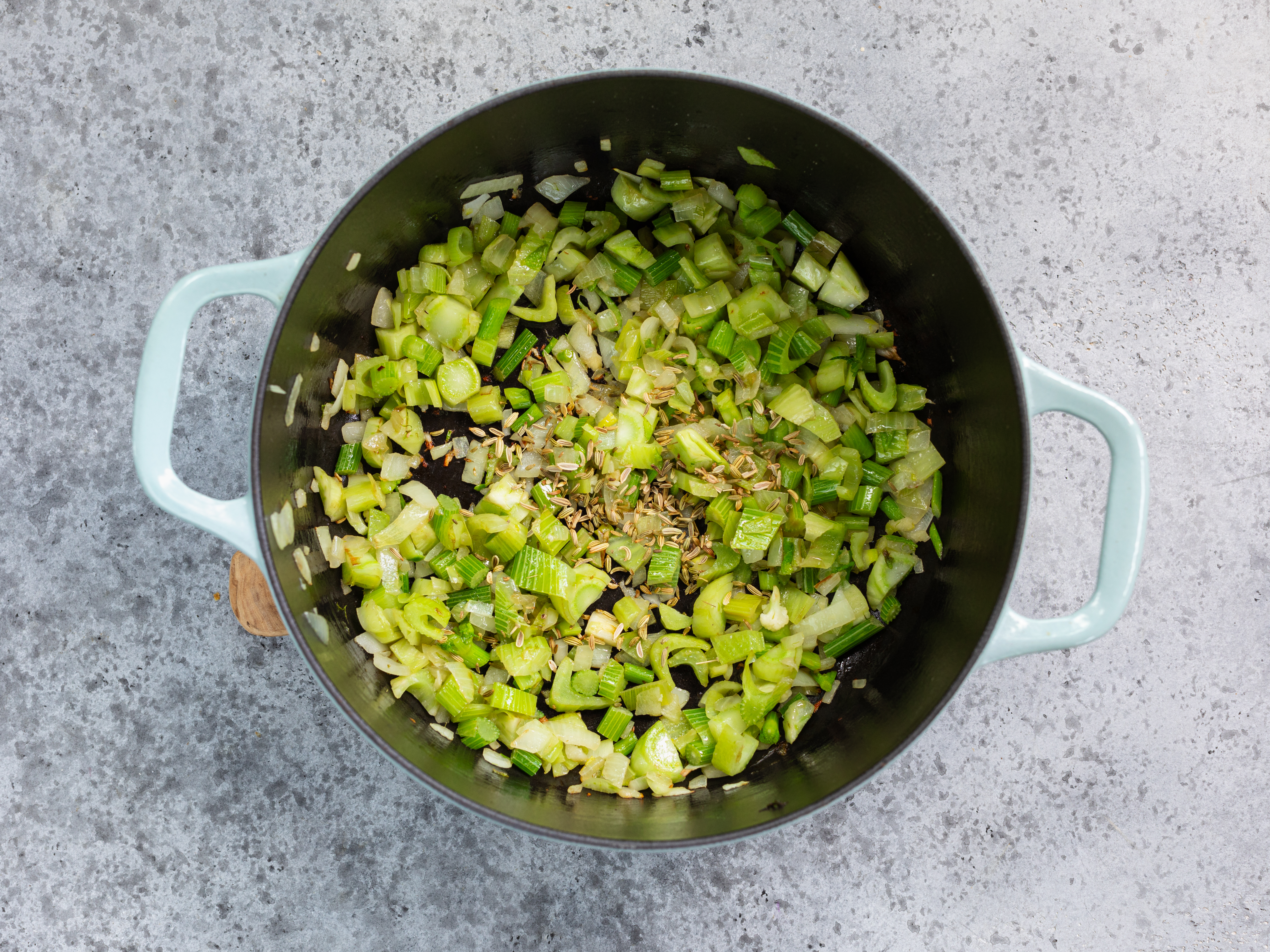 Schritt 2: Suppe für cremige Blumenkohl-Fenchel Suppe kochen  