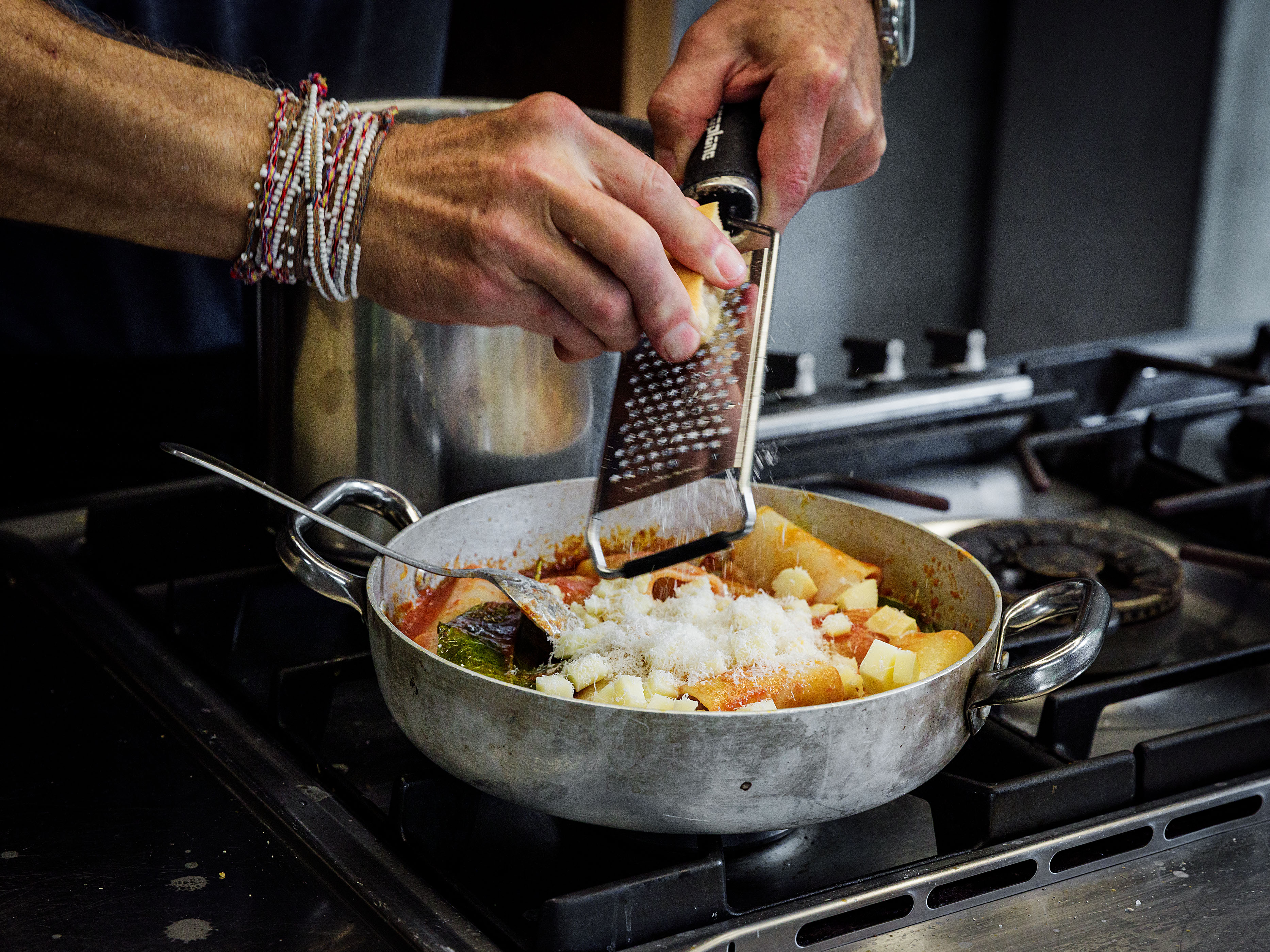 Schritt 3: Gericht Paccheri al sugo di pomodoro e limone fertigstellen 