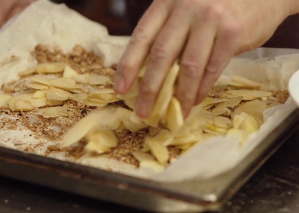 Schritt 3: Obst fürCrunchy Apfel-Birnen-Tarte mit Amaretti vorbereiten  