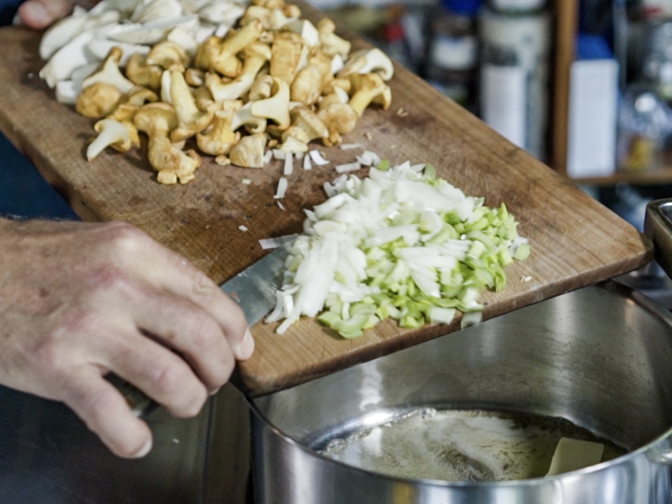 Schritt 1: Pilze für Pilzsuppe mit Safran garen 
