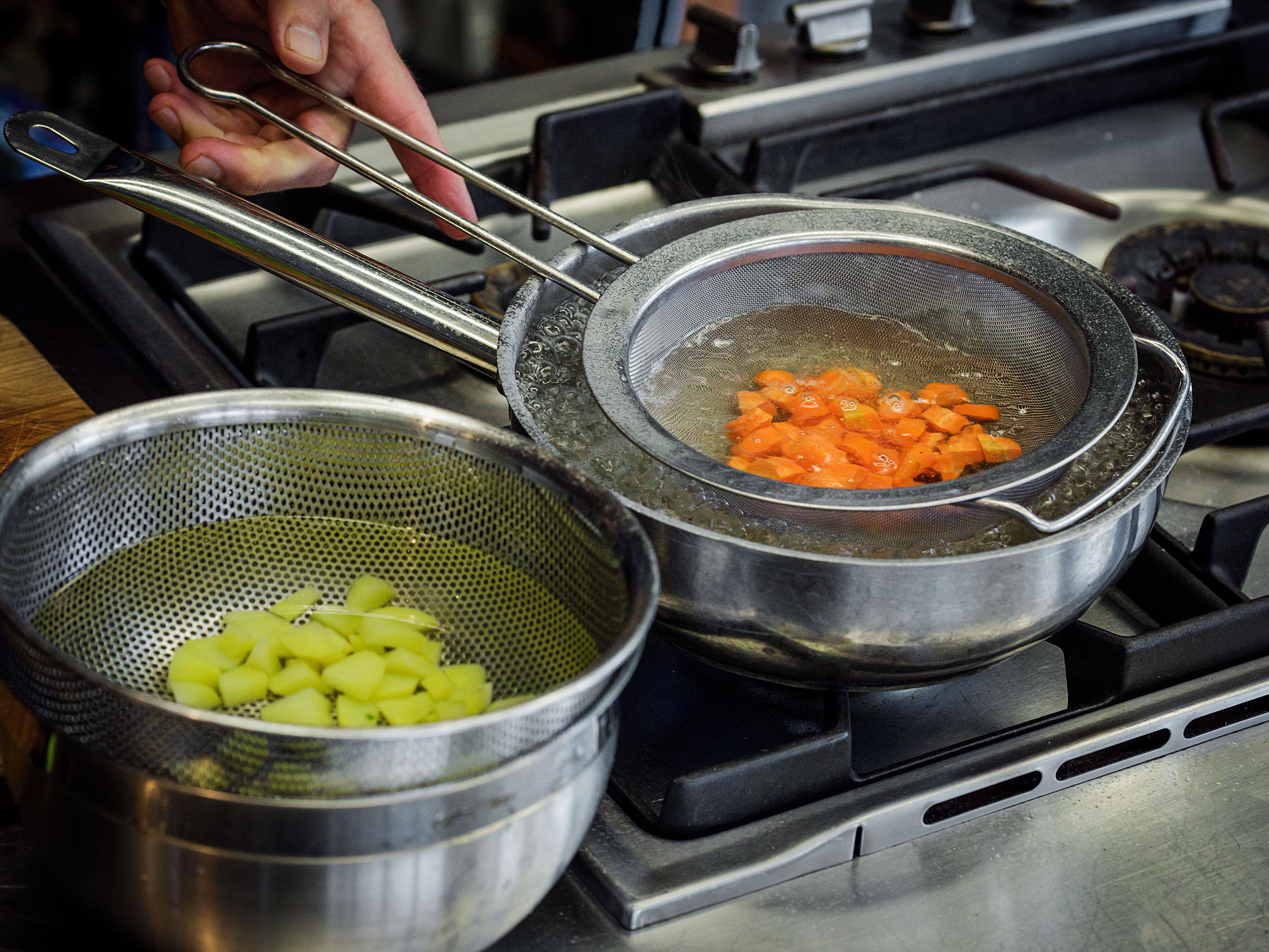 Schritt 2: Gemüse für Insalata Russa rüsten 