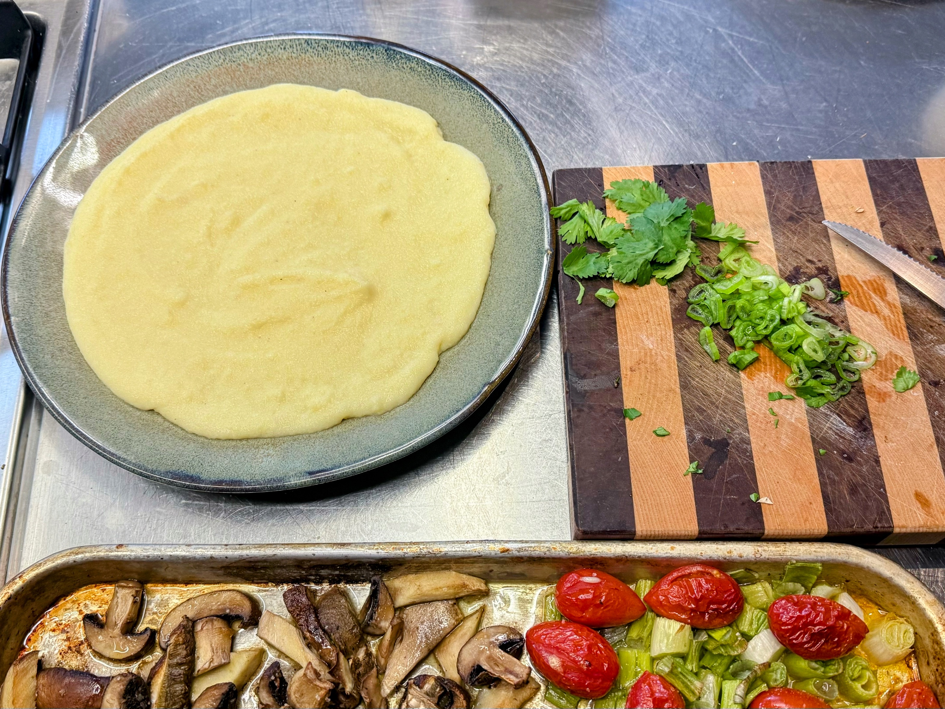 Schritt 2: Gemüse rösten und Röstpilze Polenta zubereiten