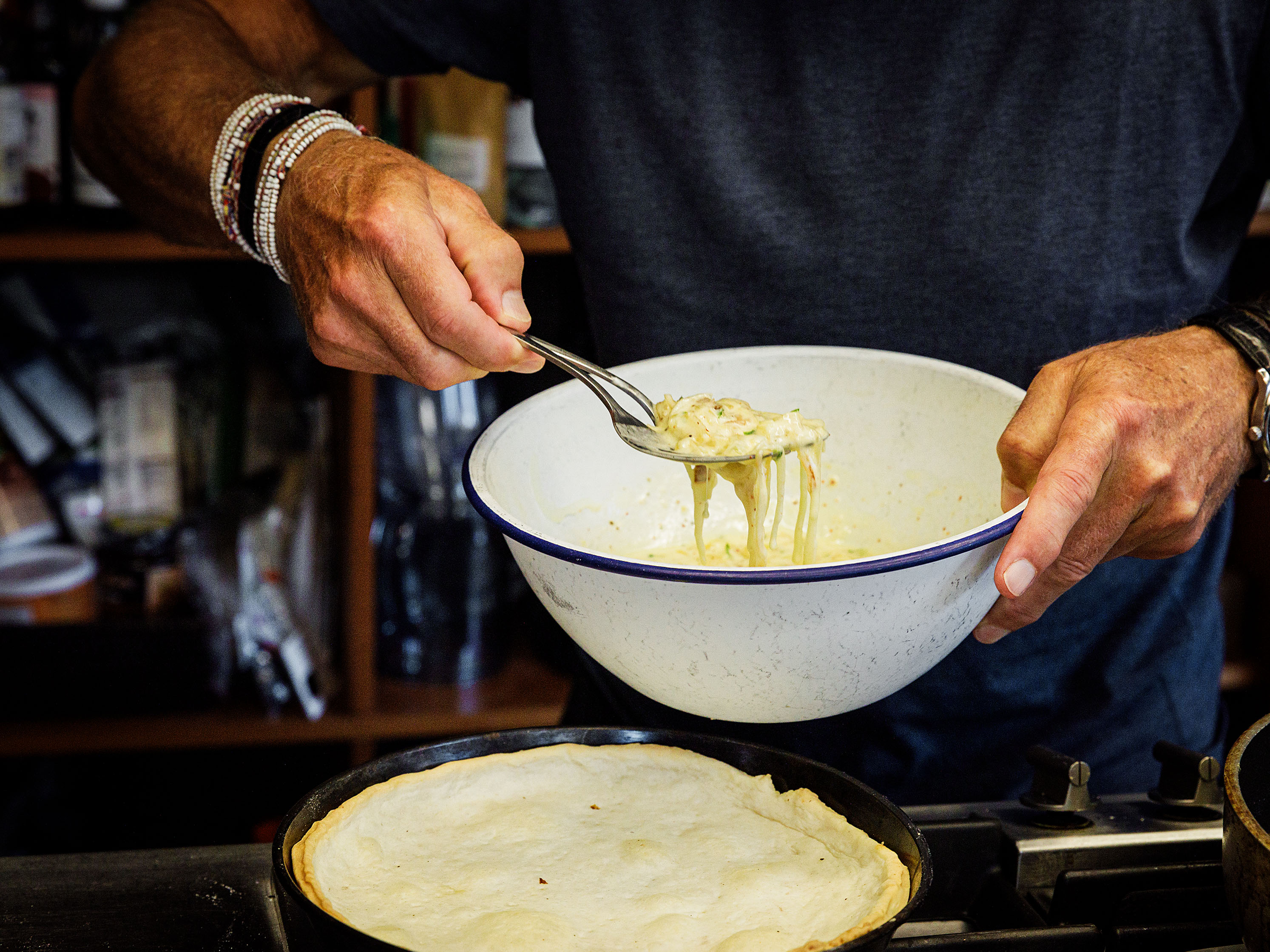 Schritt 5: Die Zwiebelfüllung gleichmässig auf den fertig gebackenen Zwiebelkuchen verteilen und dann weiter goldbraun backen