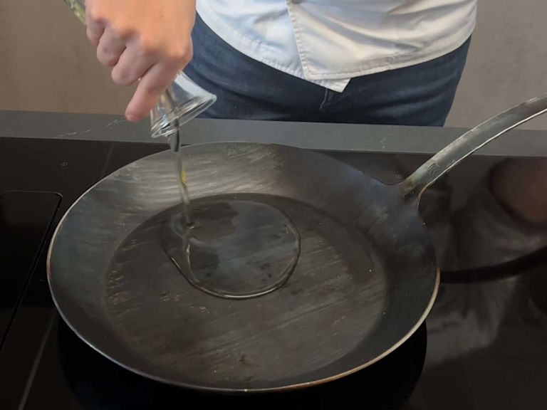 Step 1: Öl bodendeckend in Pfanne geben Step 1: Öl bodendeckend in Pfanne geben