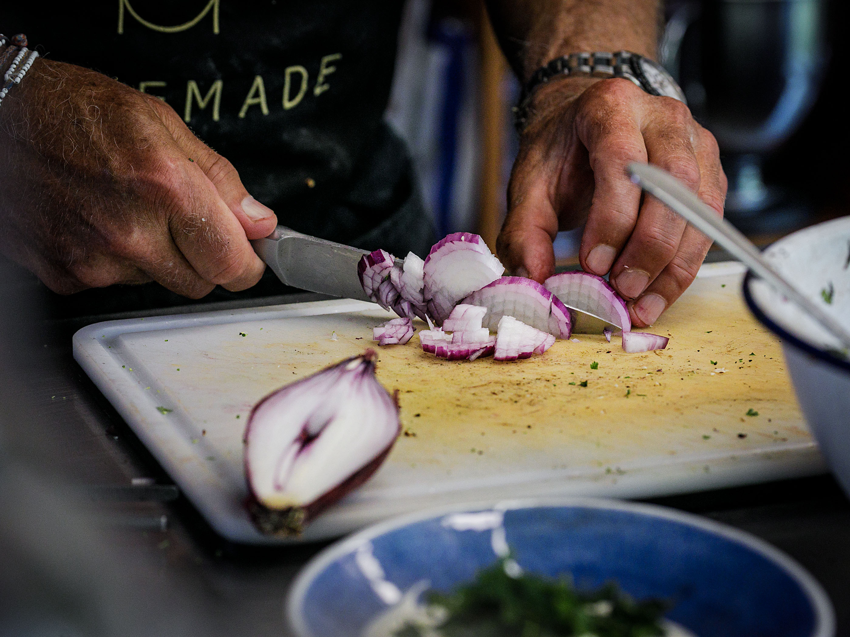 Schritt 2: Zwiebel schneiden
