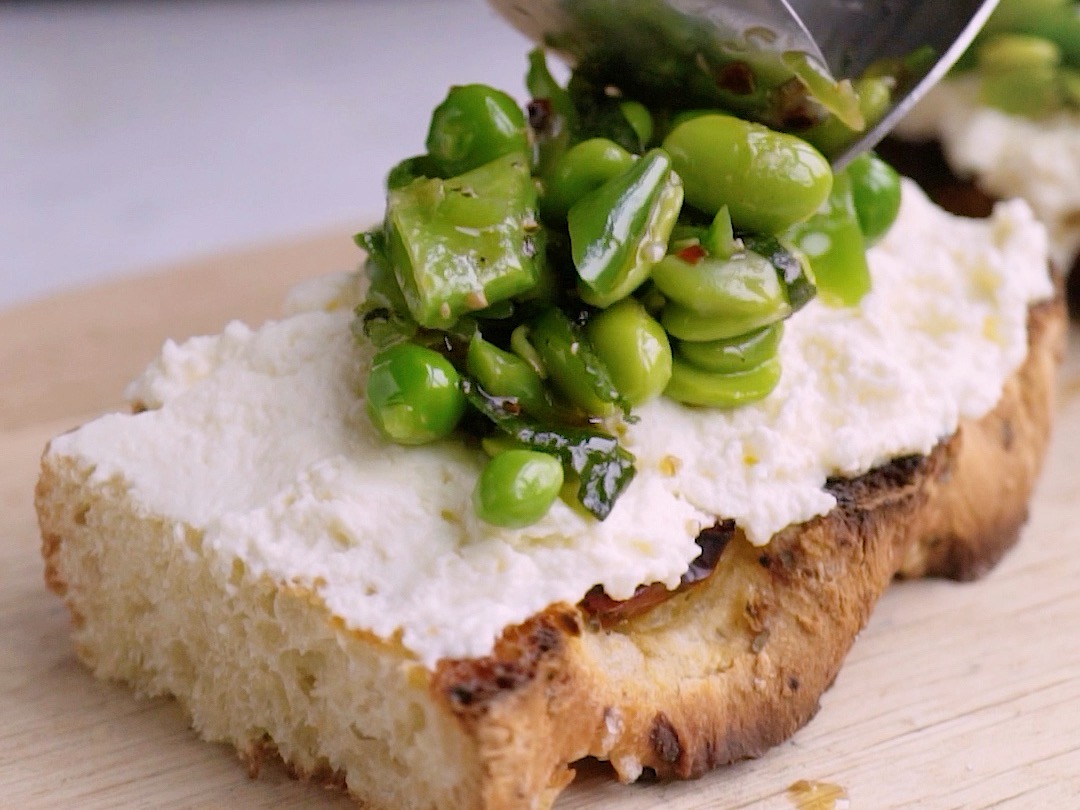 Schritt 2: Erbsen-Ricotta Bruschette mit Minze zubereiten 