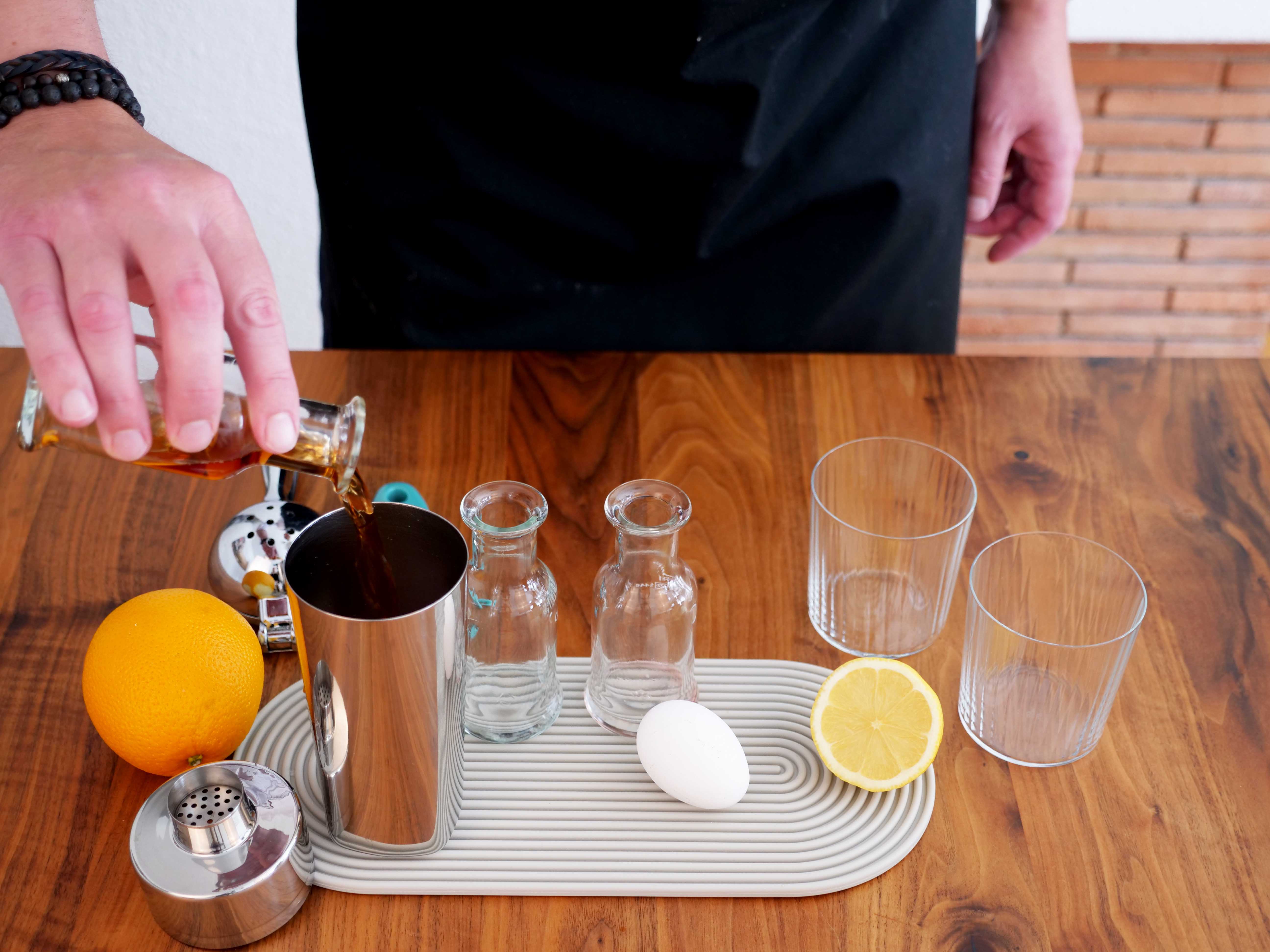 1. Spirituosen in Shaker geben