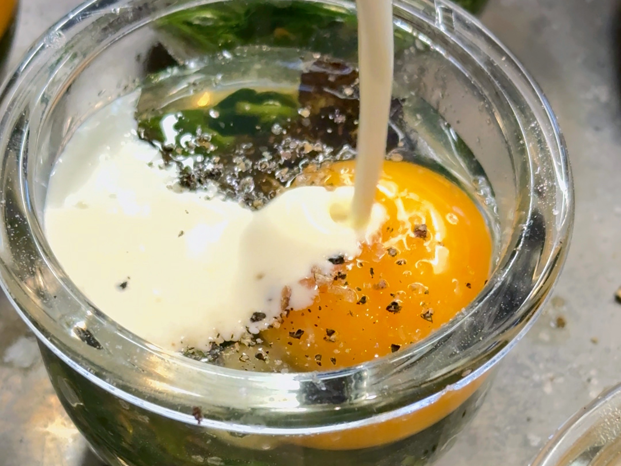 Schritt 2: Spinat für Trüffel-Spinat-Ei in Gläser verteilen