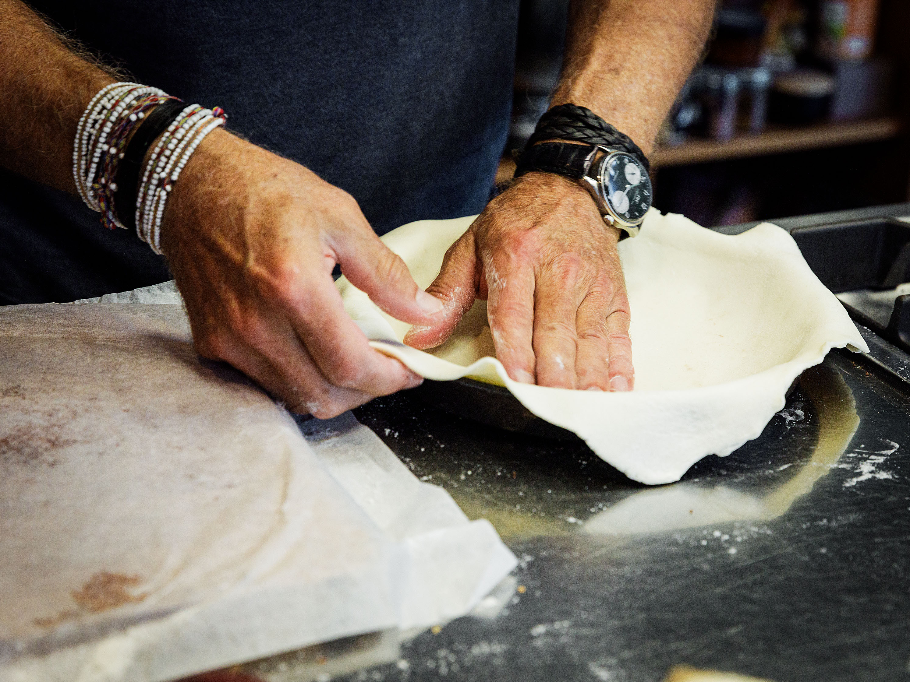 Schritt 2: Den Teig auf die Grösse eines Kuchenblechs mit 24 cm Durchmesser oder einer Tarteform mit herausnehmbarem Boden ausrollen und vorsichtig in die Form drücken