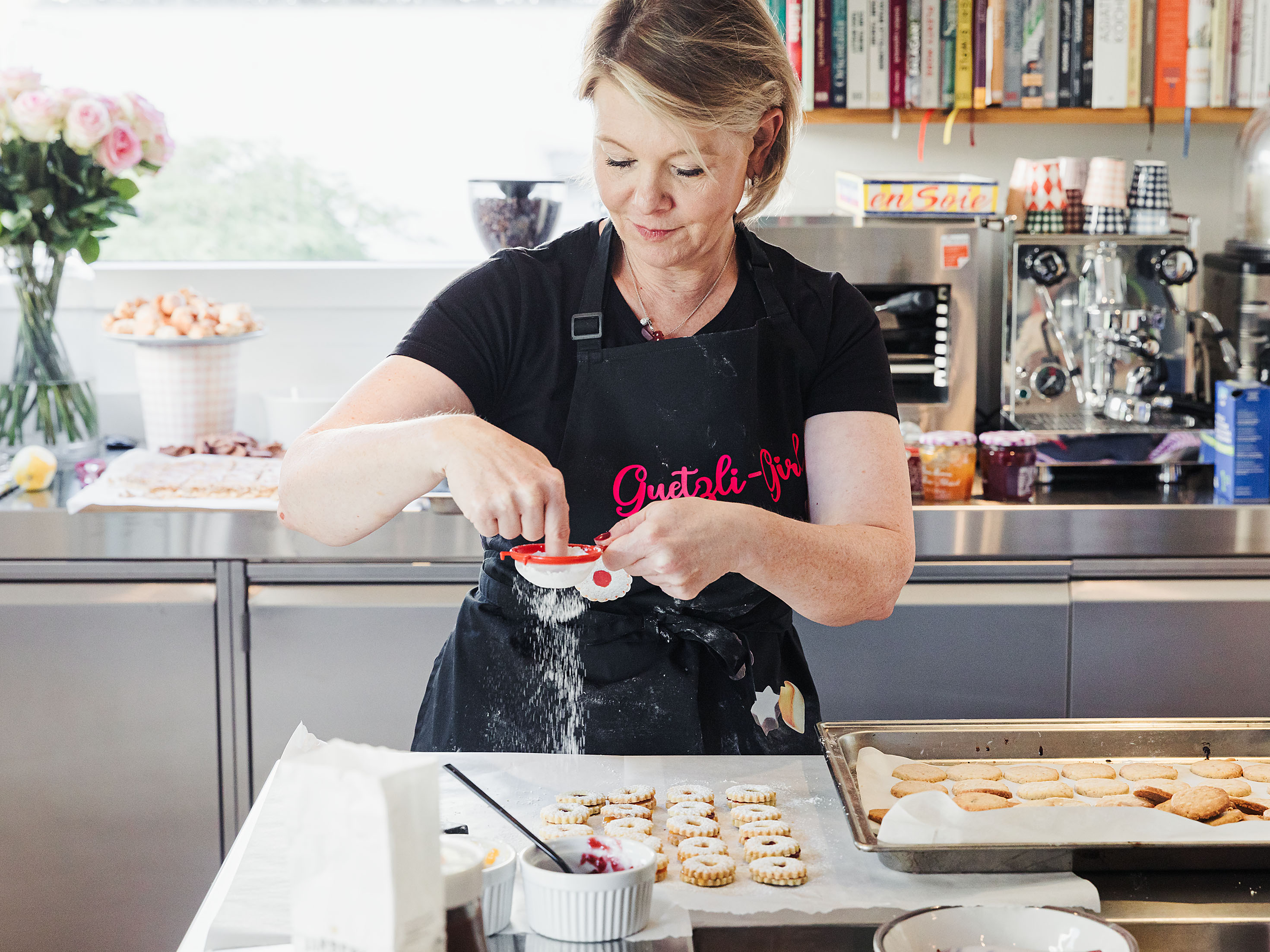 Schritt 2: Formen für Feine Spitzbuben ausstechen 