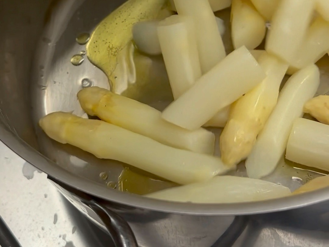 Schritt 2: Carbonara-Sauce für Spargel Carbonara zubereiten . 