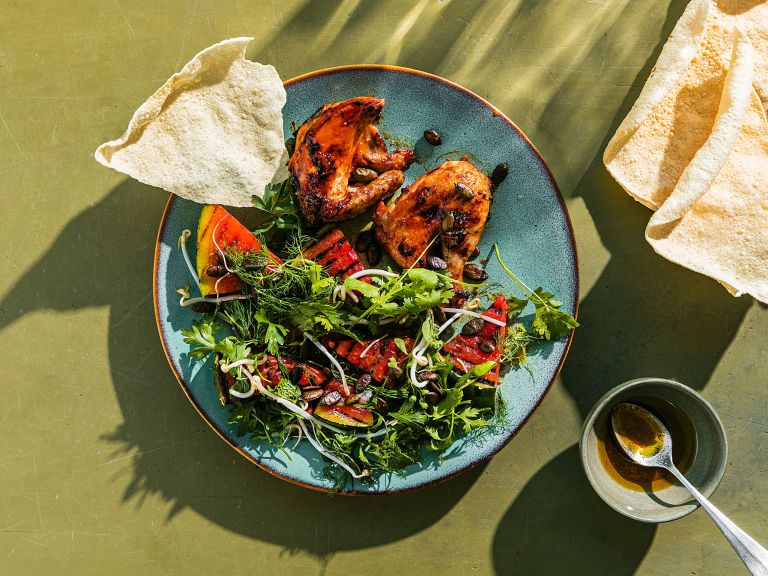 Schritt 5: Wassermelonen Salat mit glasiertem Huhn anrichten.