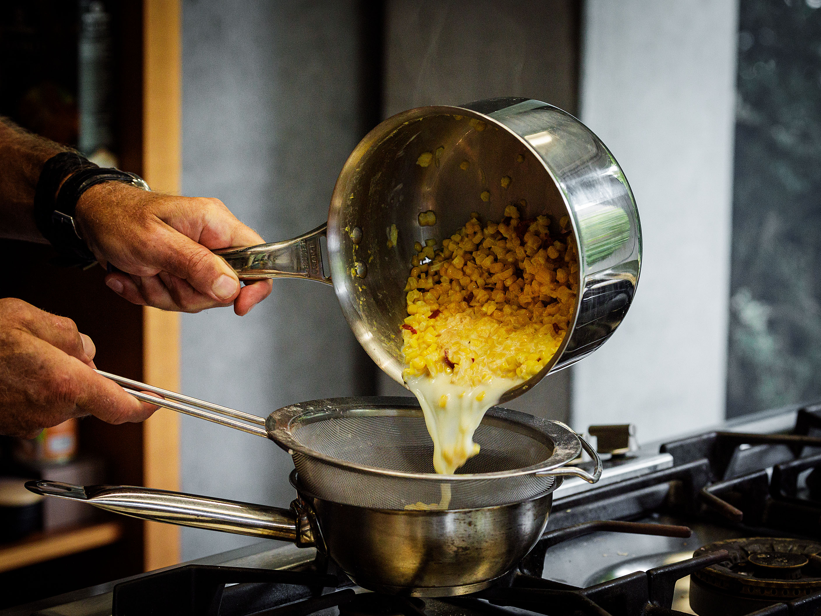 Schritt 1:  Mais für Goldene Polenta mit Steinpilzen und Trüffeln rüsten 