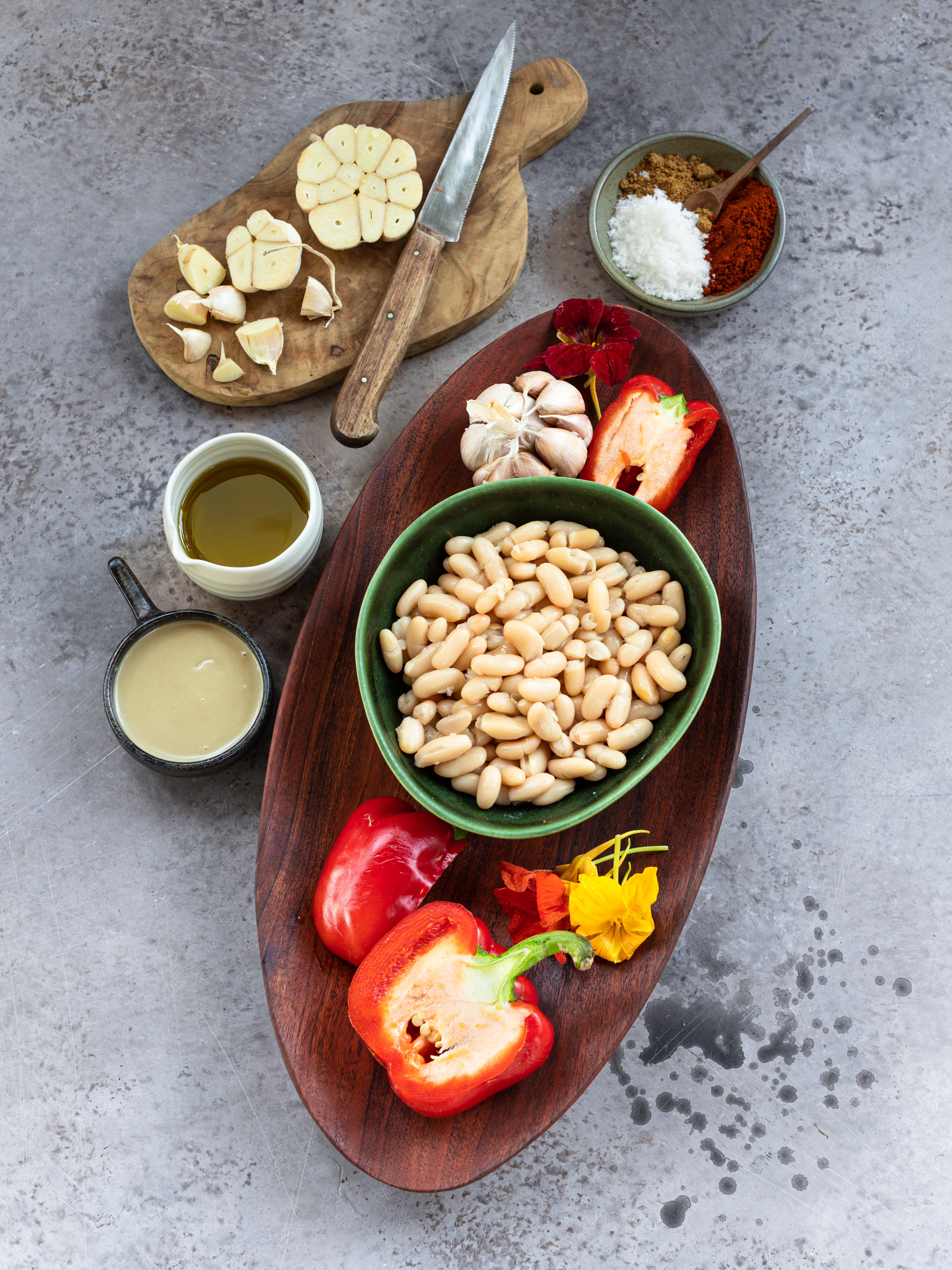 Hummus mit weissen Bohnen, geröstetem Knoblauch und Peperoni Rezept