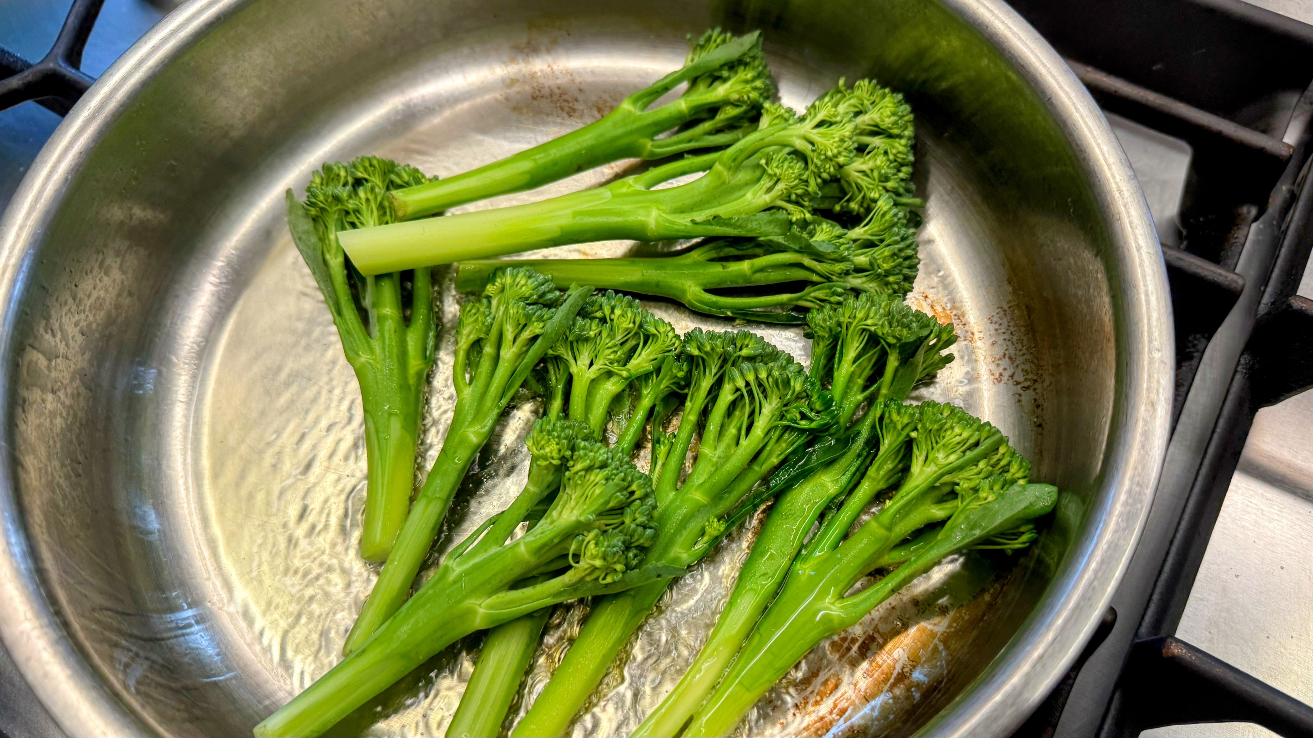 Schritt 1: Brokkolini  für Brokkolini mit Ricotta und crispy Chiliöl zubereiten