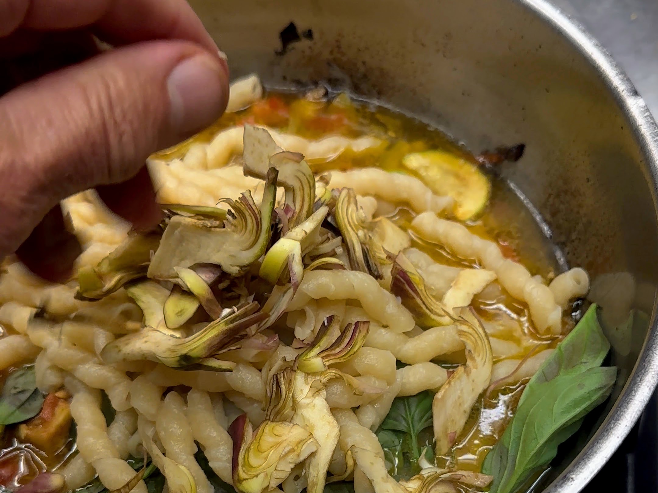 Schritt 2: Busiate mit Artischocken und Zucchini servieren