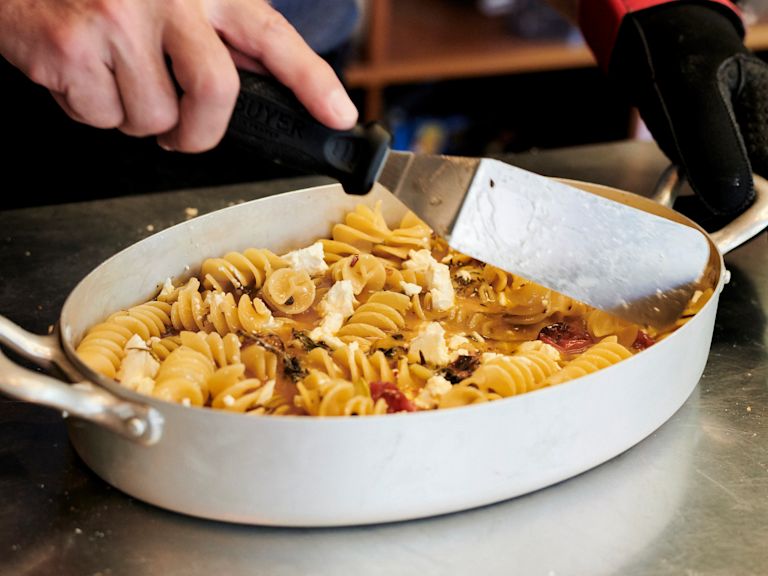 Schritt 2: Zubereitung der Feta One Pot Pasta Schritt 2: Zubereitung der Feta One Pot Pasta