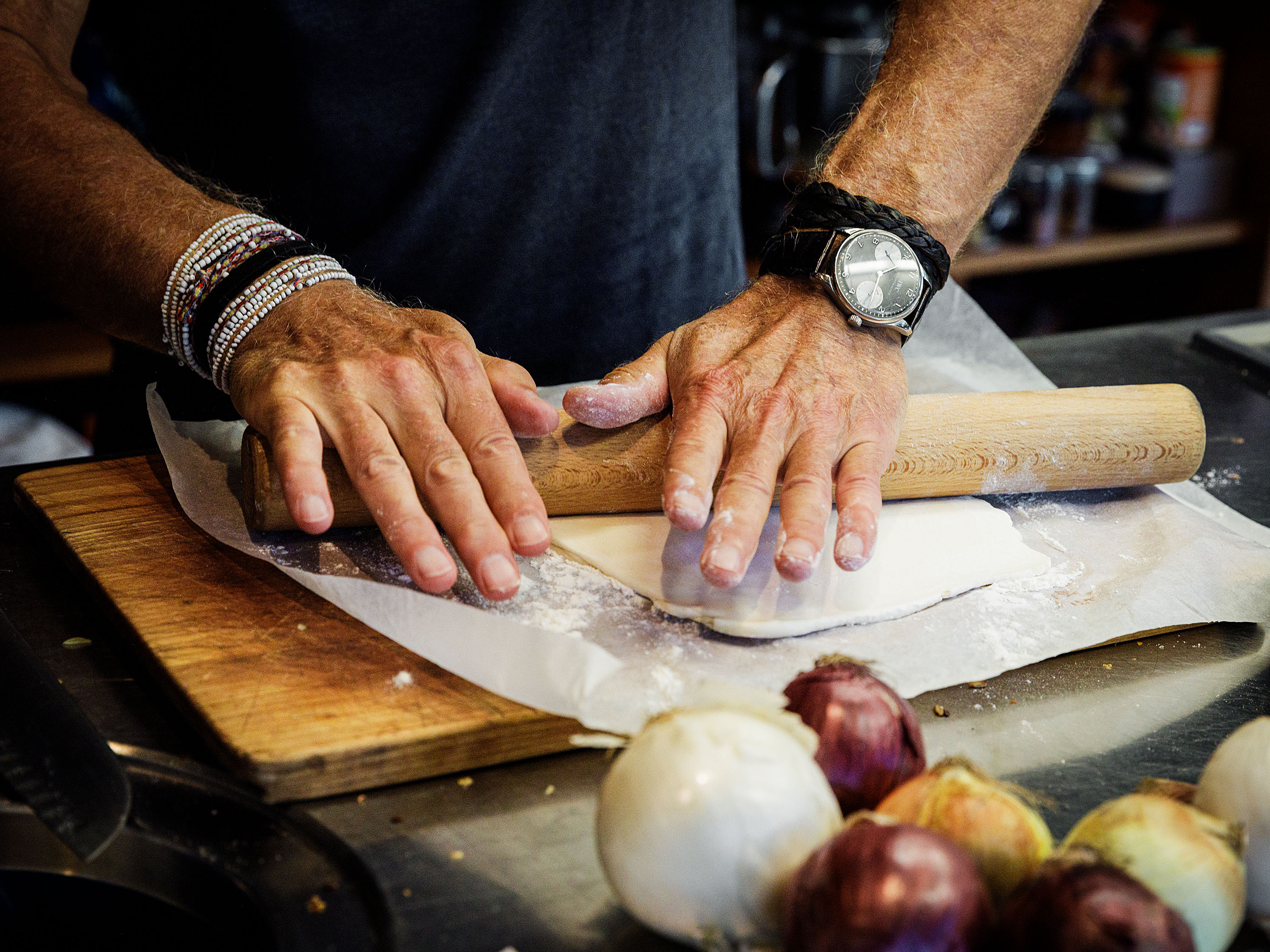 Schritt 2: Den Teig auf die Grösse eines Kuchenblechs mit 24 cm Durchmesser oder einer Tarteform mit herausnehmbarem Boden ausrollen