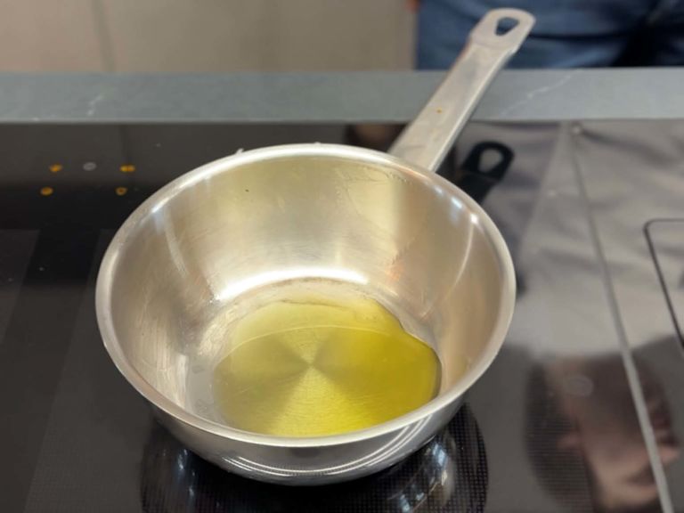 Step 1: Öl erhitzen Step 1: Öl erhitzen