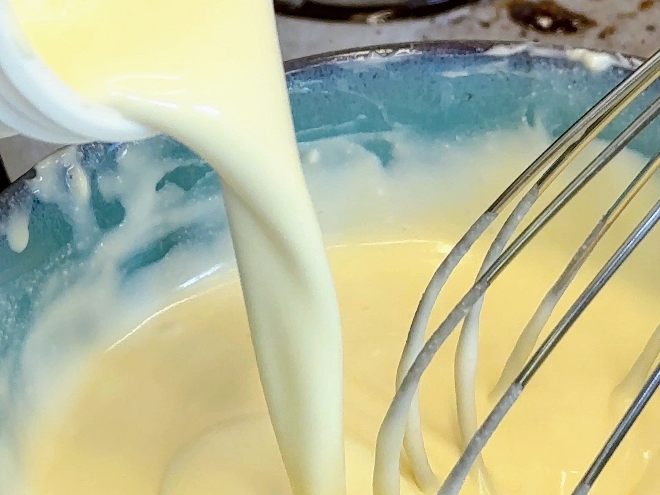 Schritt 4: Die restliche Mascarponecreme mit etwas Rahm verflüssigen